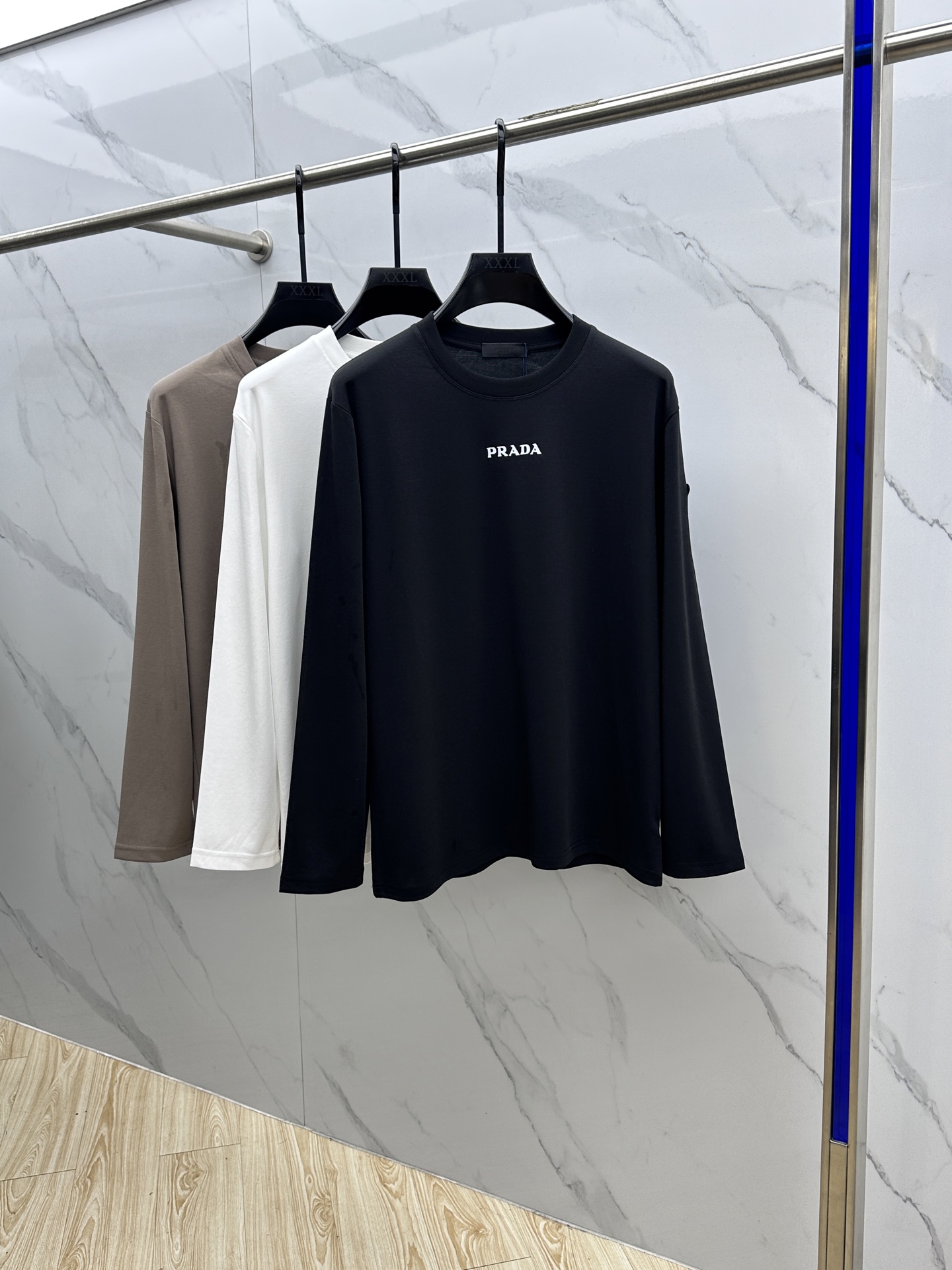 🆕Prad*普拉达 2025SS秋季新款棉质长袖 T 恤，以当季色调传递典雅韵味，成就日常搭配佳选。手臂