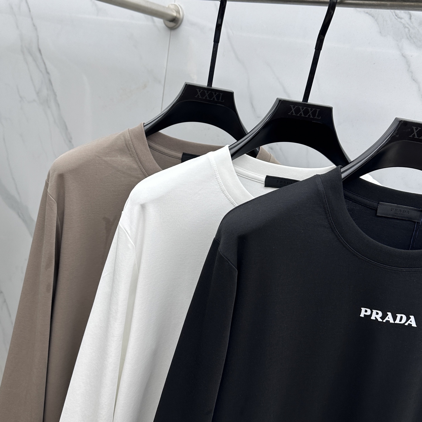 🆕Prad*普拉达 2025SS秋季新款棉质长袖 T 恤，以当季色调传递典雅韵味，成就日常搭配佳选。手臂