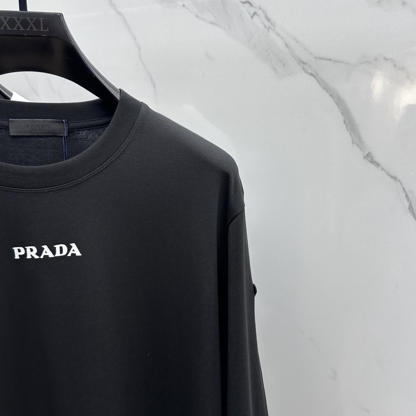 🆕Prad*普拉达 2025SS秋季新款棉质长袖 T 恤，以当季色调传递典雅韵味，成就日常搭配佳选。手臂