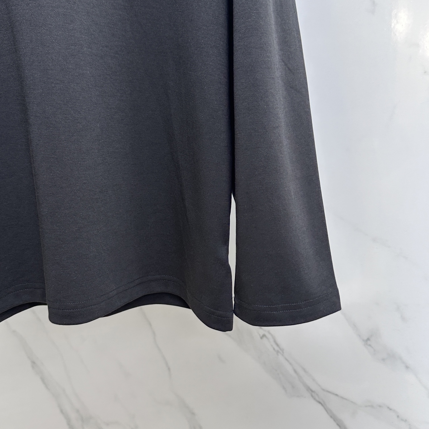 🆕Prad*普拉达 2025SS秋季新款棉质长袖 T 恤，以当季色调传递典雅韵味，成就日常搭配佳选。手臂