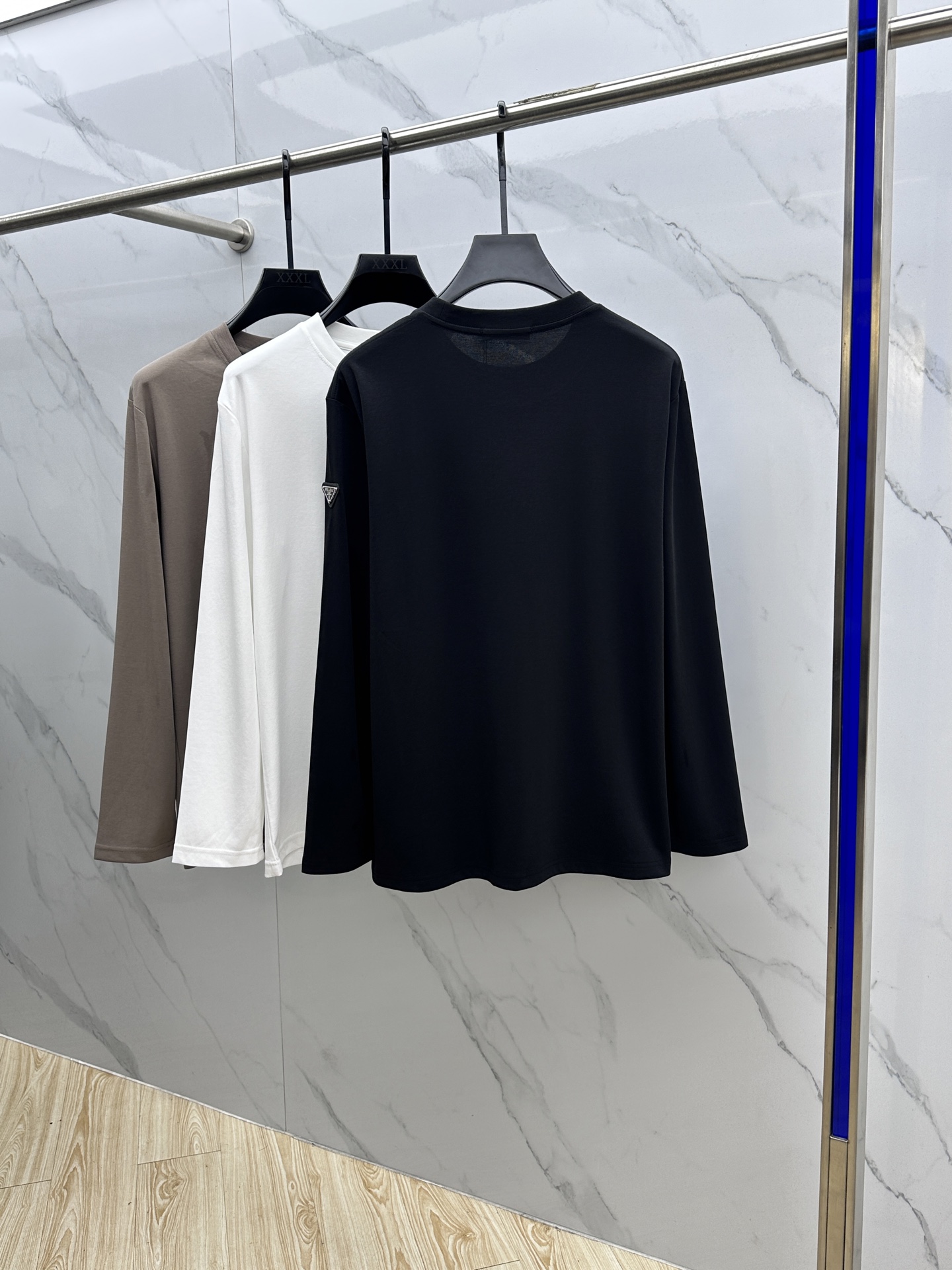 🆕Prad*普拉达 2025SS秋季新款棉质长袖 T 恤，以当季色调传递典雅韵味，成就日常搭配佳选。手臂