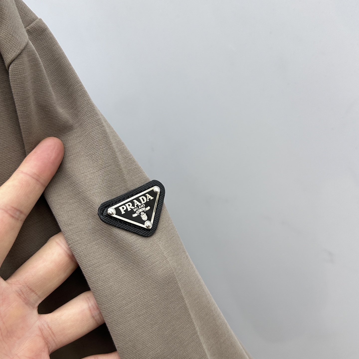 🆕Prad*普拉达 2025SS秋季新款棉质长袖 T 恤，以当季色调传递典雅韵味，成就日常搭配佳选。手臂