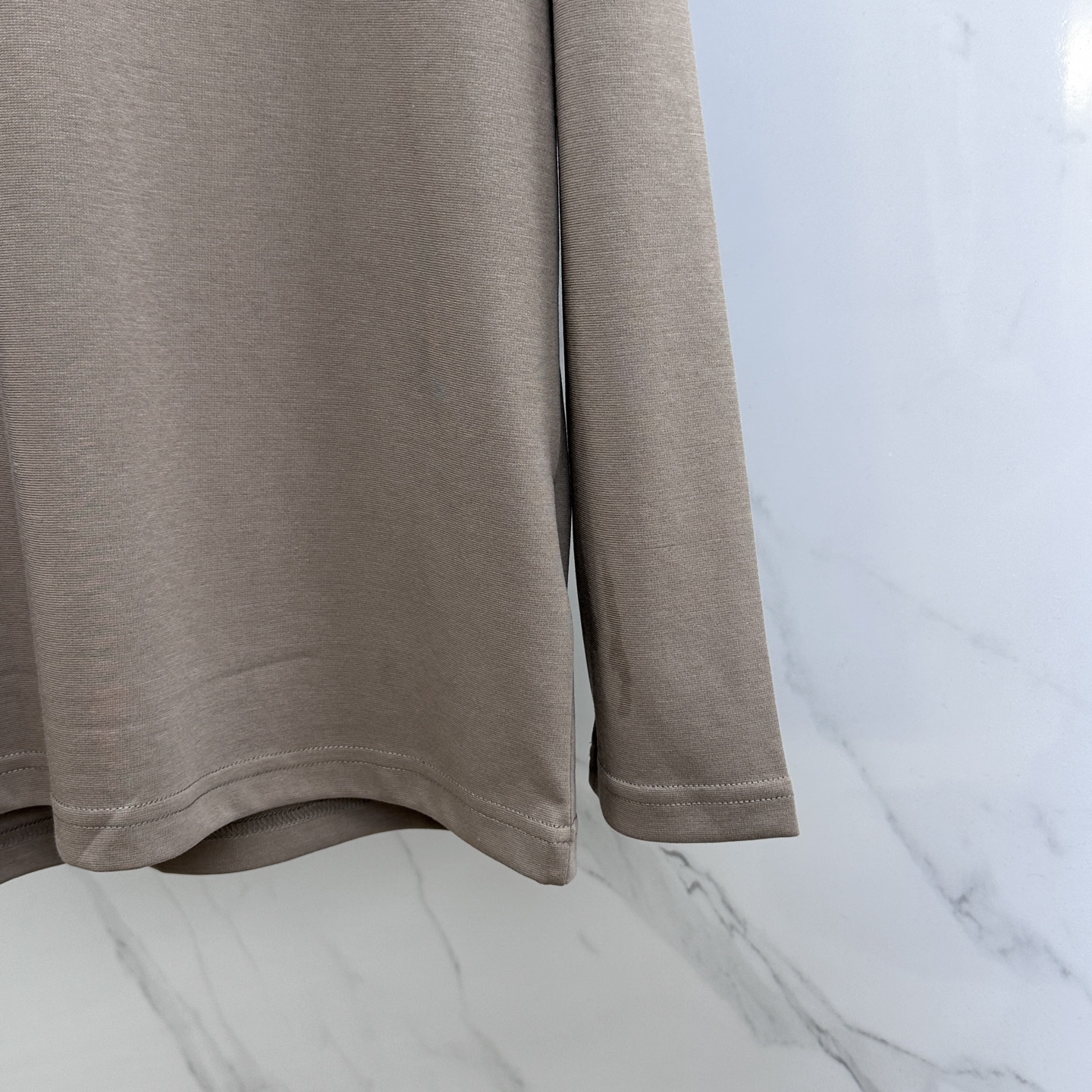 🆕Prad*普拉达 2025SS秋季新款棉质长袖 T 恤，以当季色调传递典雅韵味，成就日常搭配佳选。手臂