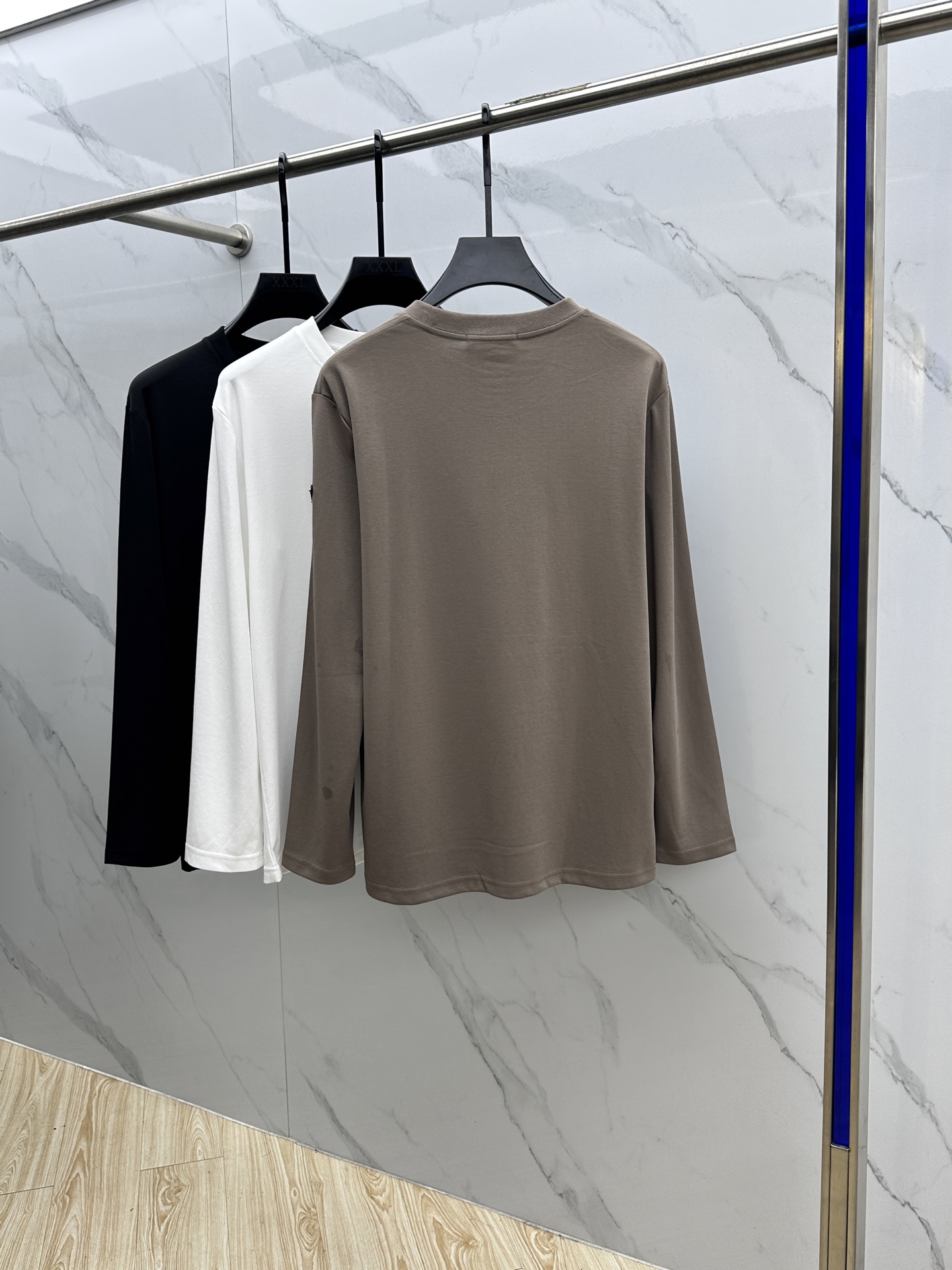 🆕Prad*普拉达 2025SS秋季新款棉质长袖 T 恤，以当季色调传递典雅韵味，成就日常搭配佳选。手臂