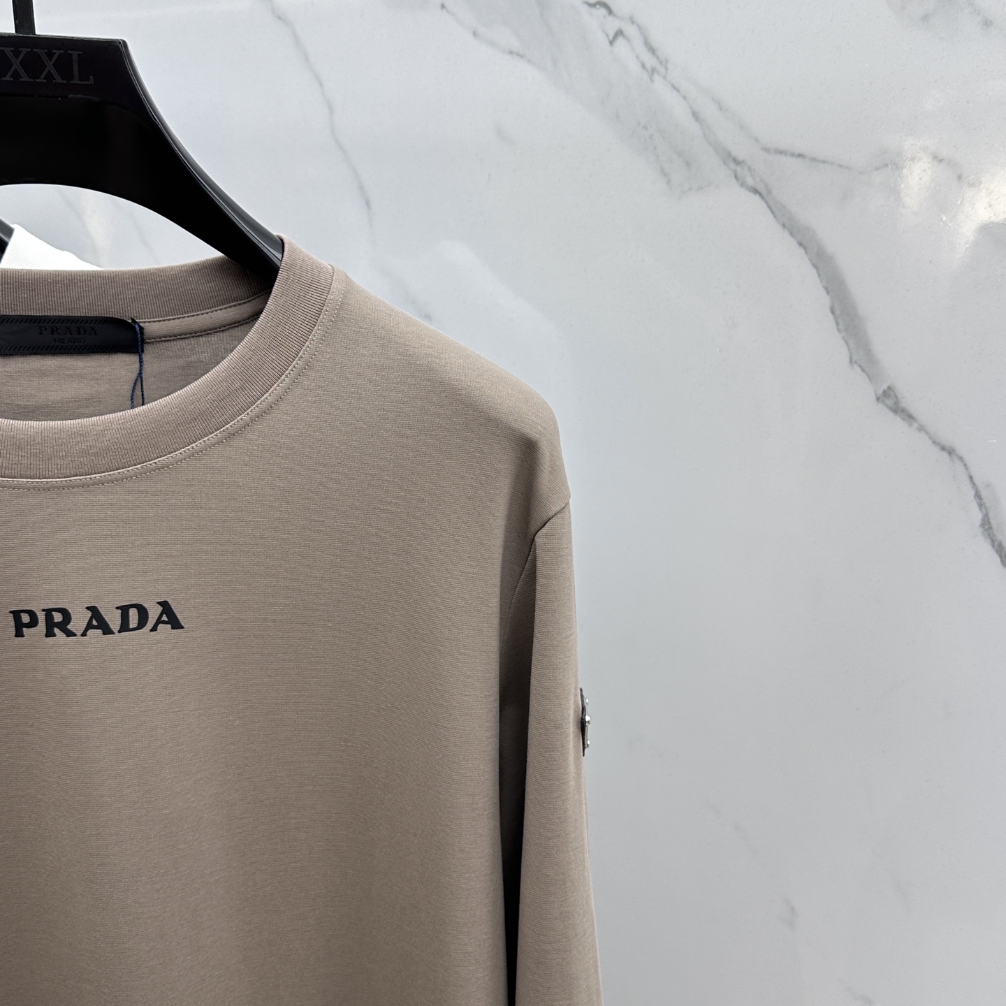 🆕Prad*普拉达 2025SS秋季新款棉质长袖 T 恤，以当季色调传递典雅韵味，成就日常搭配佳选。手臂