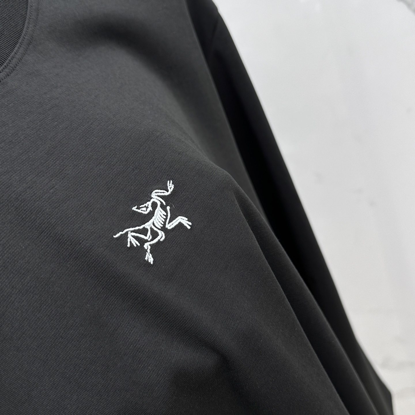 🆕ARCTERY*始祖鸟 2025SS秋季新款棉质长袖 T 恤，以当季色调传递典雅韵味，成就日常搭配佳选