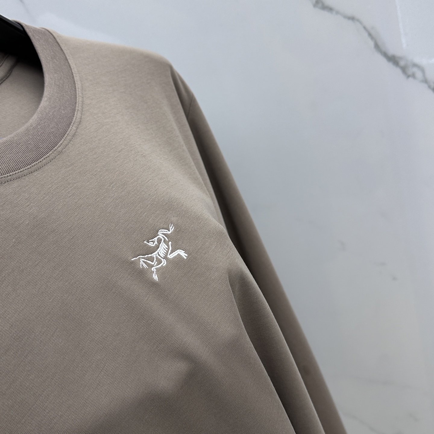 🆕ARCTERY*始祖鸟 2025SS秋季新款棉质长袖 T 恤，以当季色调传递典雅韵味，成就日常搭配佳选