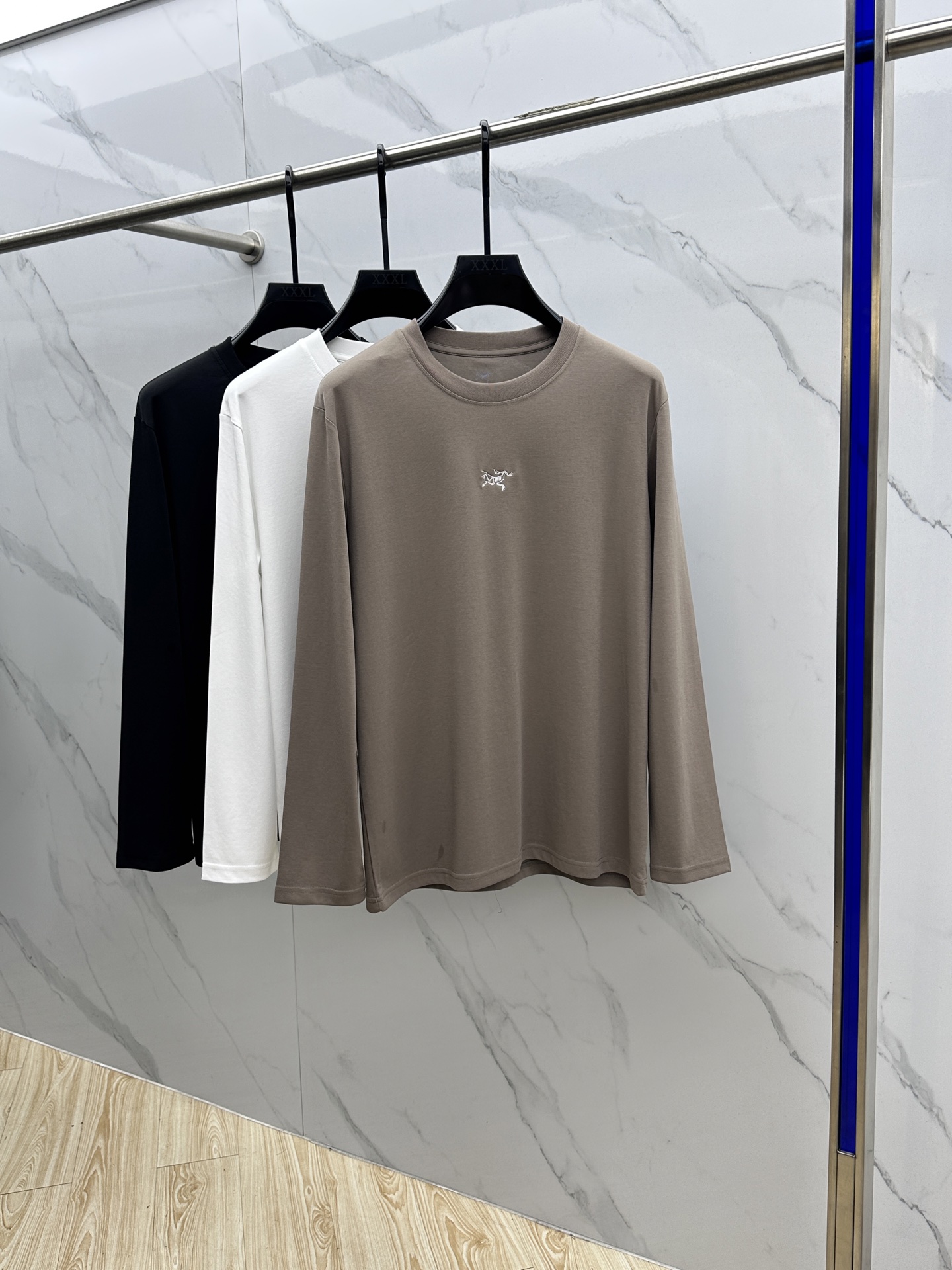 NO:518444,ARCTERY*Archaew Bird 2025SS Autumn New Cotton Long-sleeved T-shirt, conveying elegant charm with seasonal tones, making it a good choice for daily matching. The logo on the chest implicitly marks the brand identity, the letters are three-dimensional craftsmanship, fine workmanship, fashionable and atmospheric, and comfortable skin. The three-marks are complete xh size M-3XL, arc'teryx, alexander wang19860909ARCTERY*始祖鸟 2025SS秋季新款棉质长袖 T 恤,以当季色调传递典雅韵味,成就日常搭配佳选.胸前logo标识含蓄标注品牌身份,字母立体工艺、做工精细、时尚大气、贴肤舒适,三标齐全xh 尺码M-3XL,arc'teryx,alexander wang,Men's clothing