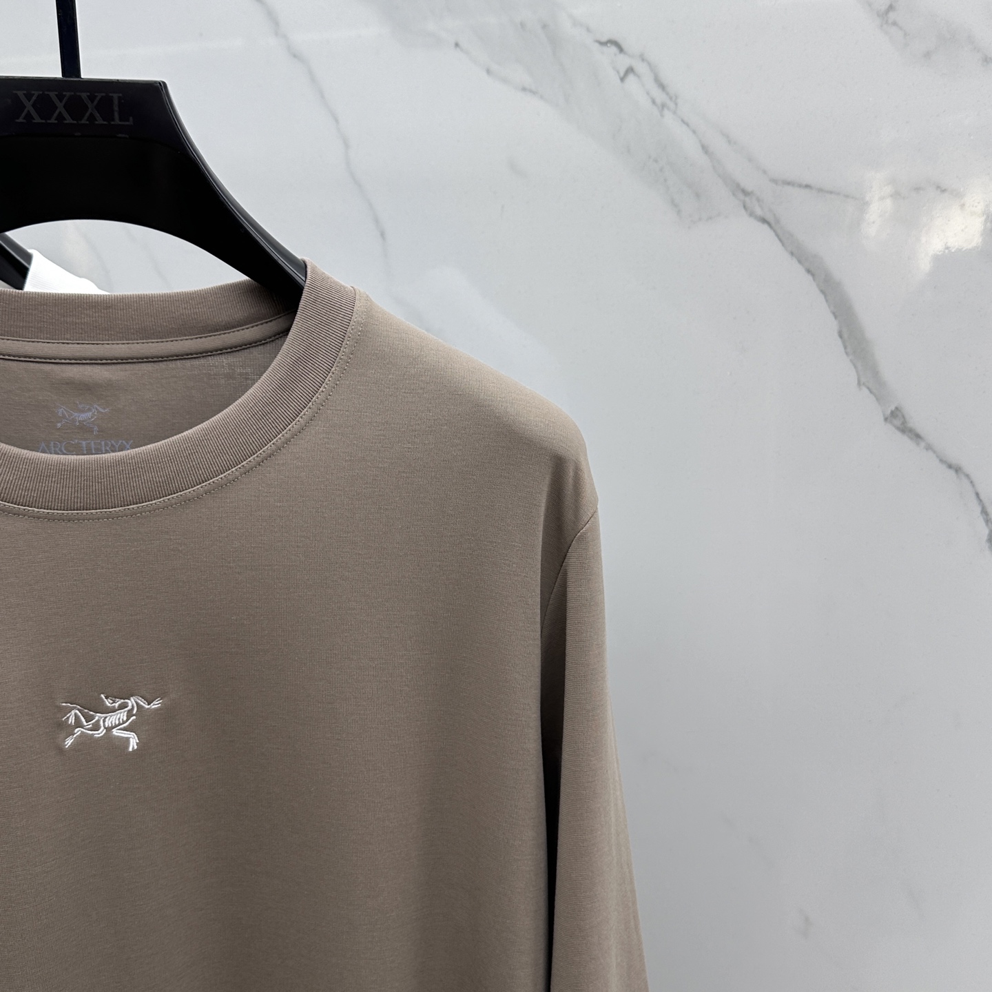 🆕ARCTERY*始祖鸟 2025SS秋季新款棉质长袖 T 恤，以当季色调传递典雅韵味，成就日常搭配佳选