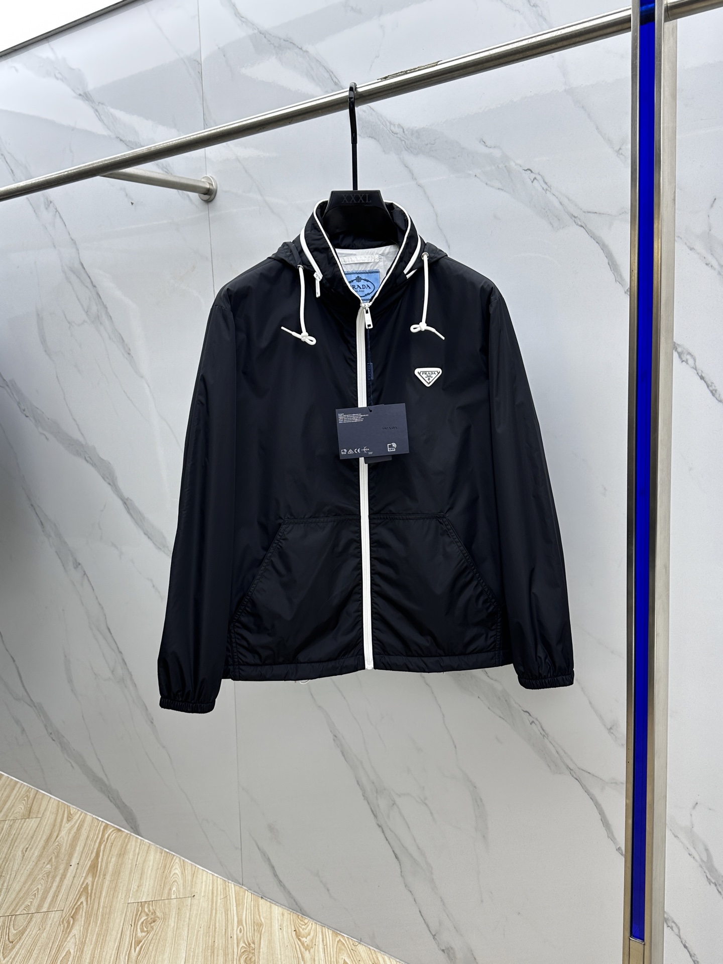 NO:518452,PRAD* Prada, the latest autumn products for 2025, available at the same time, fashionable and casual hooded jackets, imported original fabrics, extremely complex workmanship, the only channel to be used as a purchasing agent, top-level glue printing craft letter pattern logo, original hardware and auxiliary decoration, extremely high grade, comfortable and versatile, handsome and stylish upper body, full three-standard xh dm code number M-3XL,,prada,prada, jackets & coats,hats,alexander wang19860909PRAD* 普拉达,2025秋季最新品,同步有售,时尚休闲连帽外套,进口原版面料,做工极为复杂,唯一可以做代购级别的渠道狠货,顶级印胶工艺字母图案logo,原版五金辅料装饰,档次极高,舒适百搭,上身帅气有型,三标齐全xh dm 码数M-3XL,,prada,prada,jackets & coats,hats,alexander wang,Men's clothing