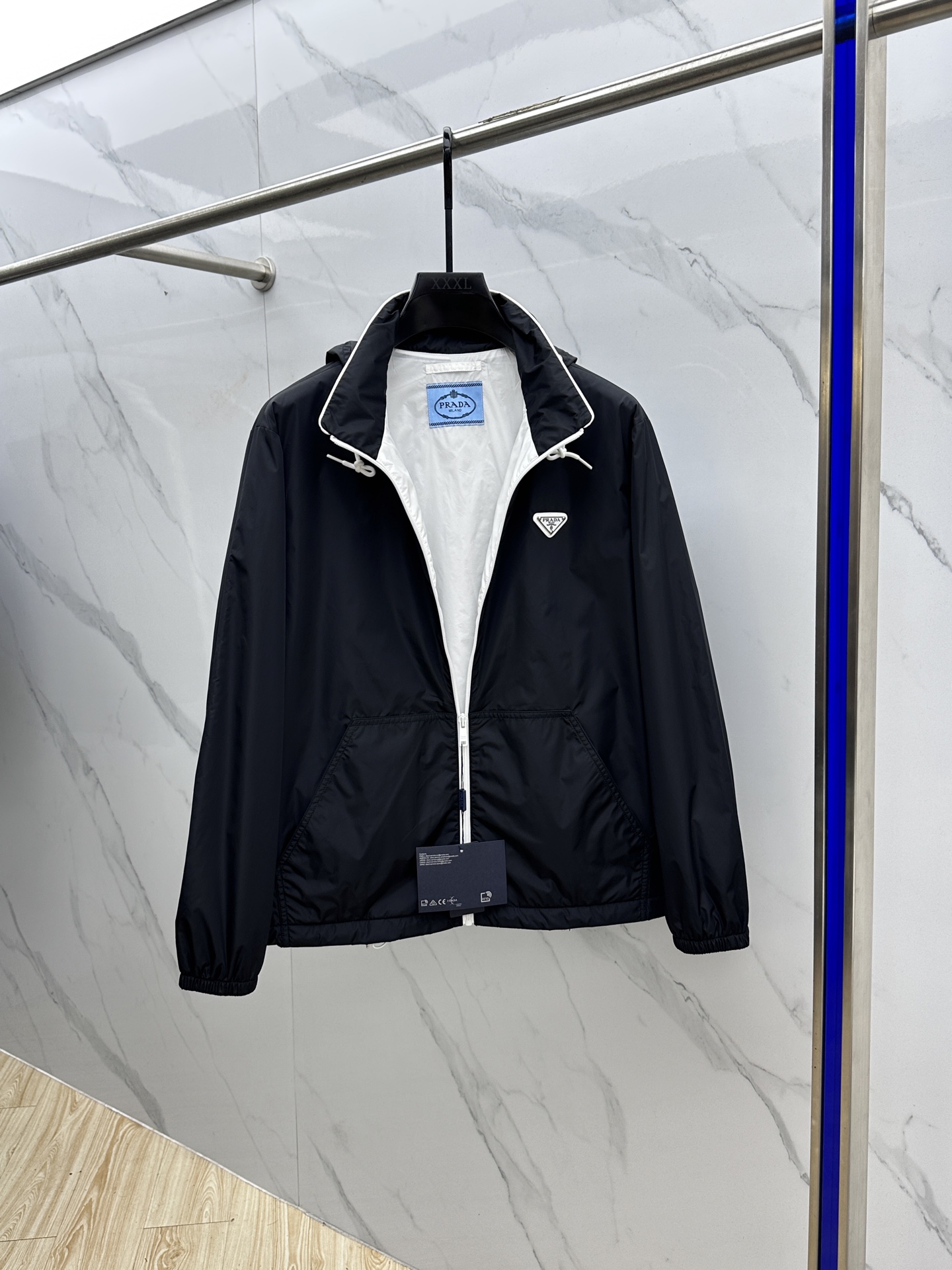 🆕PRAD* 普拉达，2025秋季最新品，同步有售，时尚休闲连帽外套，进口原版面料，做工极为复杂，唯一可