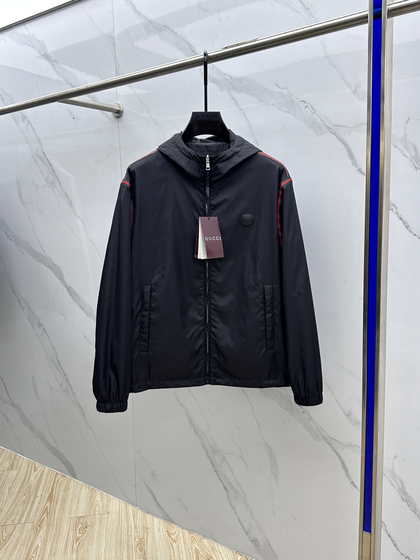 NO:518450,Gucci (double-sided) G family's new double G logo jacket for men in early autumn is like an elegant landscape, quietly entering people's vision. This jacket inherits the usual luxury and exquisiteness of G family in its design, showing a sense of high quality from the details. G family cleverly uses simple and poetic language to describe this jacket. The promise of 'two-sided wear' not only demonstrates its excellent quality, but also allows consumers to feel the shopping experience of great value for money. As a classic logo of G family, the 'double-G logo' appears in the form of exquisite printing on this jacket, revealing luxury in a low-key manner, allowing the wearer to become the focus of everyone's attention in any occasion.  In terms of details, this jacket has put a lot of effort into the details. The neckline is simple and elegant. Whether it is a stand-up collar or a lapel, it can well modify the neck lines and show the ability and spirit of a man. The button or zipper design of the cuffs not only increases practicality, but also enhances the overall fashion sense in details. The tailoring at the hem of the clothes is smooth and natural, which can fit the body curve well, making the wearer look more upright and stylish. In this autumn, let us wear it and feel the elegance and high-end from G home together.xh dm Size: M-3XL,,gucci,gucci,gucci,jackets & coats,alexander wang19860909Gucci古驰（双面）G家男士早秋新品双G logo外套如一道优雅的风景线,悄然进入人们的视野.这款外套在设计上继承了G家一贯的奢华与精致,从细节之处尽显高级感.G家巧妙地运用了简洁而富有诗意的语言来描绘这款外套.“两面穿”的承诺不仅彰显了其卓越的品质,更让消费者感受到物超所值的购物体验.而“双G logo”作为G家的经典标识,在这款外套上以精致印花形式出现,低调中透露出奢华,让穿着者在任何场合都能成为众人瞩目的焦点. 在细节处理上,这款外套更是下足了功夫.领口的设计简洁大方,无论是立领还是翻领,都能很好地修饰颈部线条,展现男士的干练与精神.袖口的纽扣或拉链设计,不仅增加了实用性,更在细节上提升了整体的时尚感.衣摆处的剪裁流畅自然,能够很好地贴合身体曲线,让穿着者显得更加挺拔有型.在这个秋天,让我们穿上它,一起感受那份来自G家的优雅与高级.xh dm 尺寸:M-3XL,,gucci,gucci,gucci,jackets & coats,alexander wang,Men's clothing