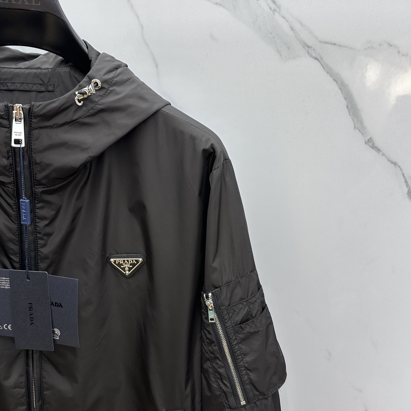 🆕Prad*普拉达 - 2025ss早秋新款 官网同步，原版订制聚酯纤维面料，面净版设计，戴帽设计更防风