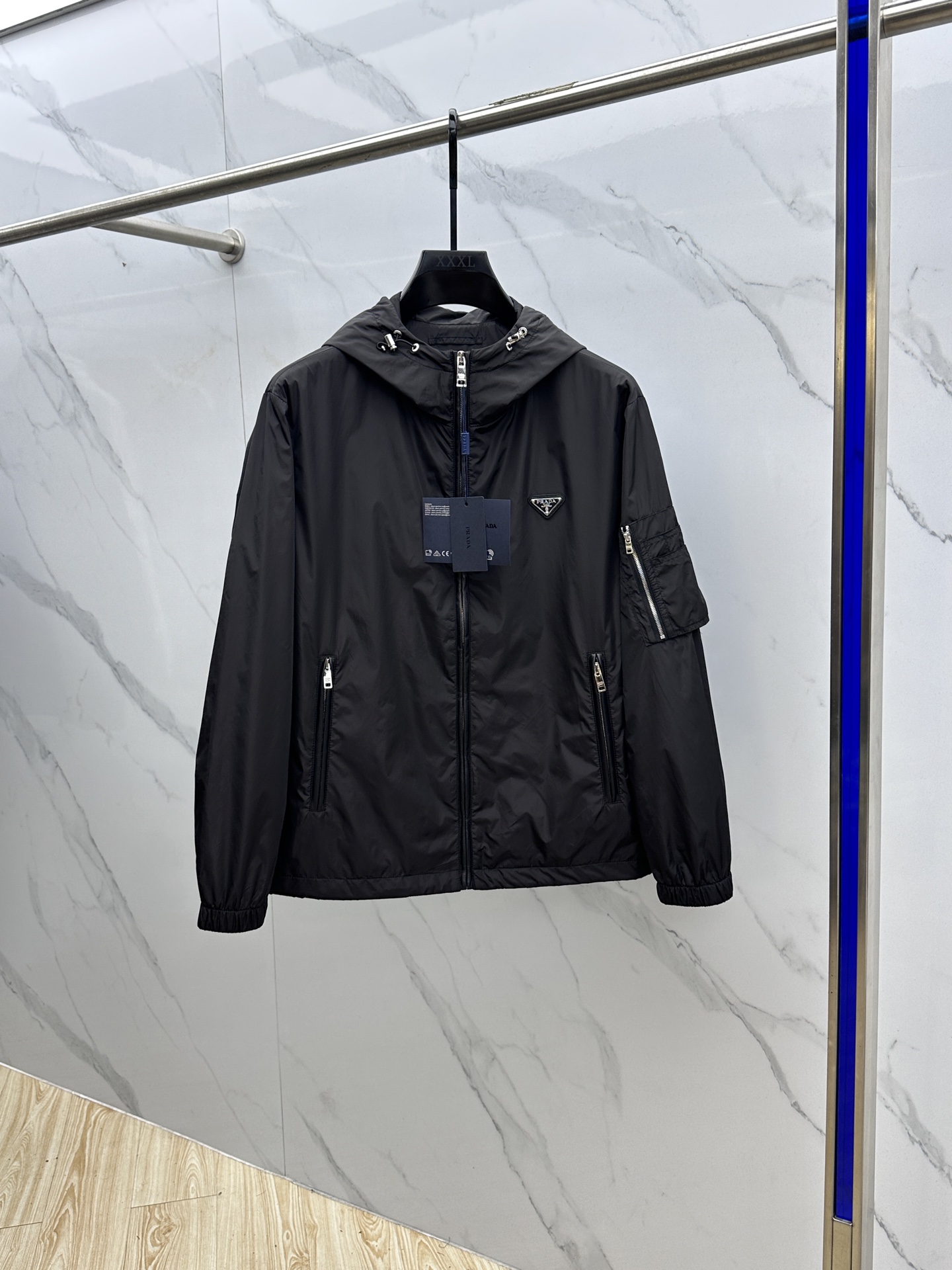 NO:518448,Prad* Prada - 2025ss early autumn new style. The official website is synchronized, original customized polyester fiber fabric, clean surface design, hat design is more windproof and warm, zipper design of clothes tilt design is stronger, the brand logo on the chest highlights the brand characteristics, which is consistent with the original version, the latest jacket model of the series pipe network is simple and not simple, original hardware and accessories, trendy and fashionable high-end people must leave the version!  Three standards complete xh dm code count: M-3XL, prada, prada, jackets & coats, hats, alexander wang19860909Prad*普拉达 - 2025ss早秋新款 官网同步,原版订制聚酯纤维面料,面净版设计,戴帽设计更防风保暖,衣襟拉链设计保暖性更强,胸前品牌Logo标志彰显品牌特征,和原版一致,系列管网最新夹克款简约不简单的设计,原厂五金辅料,潮流时尚高档人士必留版！三标齐全xh dm 码数:M-3XL,,prada,prada,jackets & coats,hats,alexander wang,Men's clothing