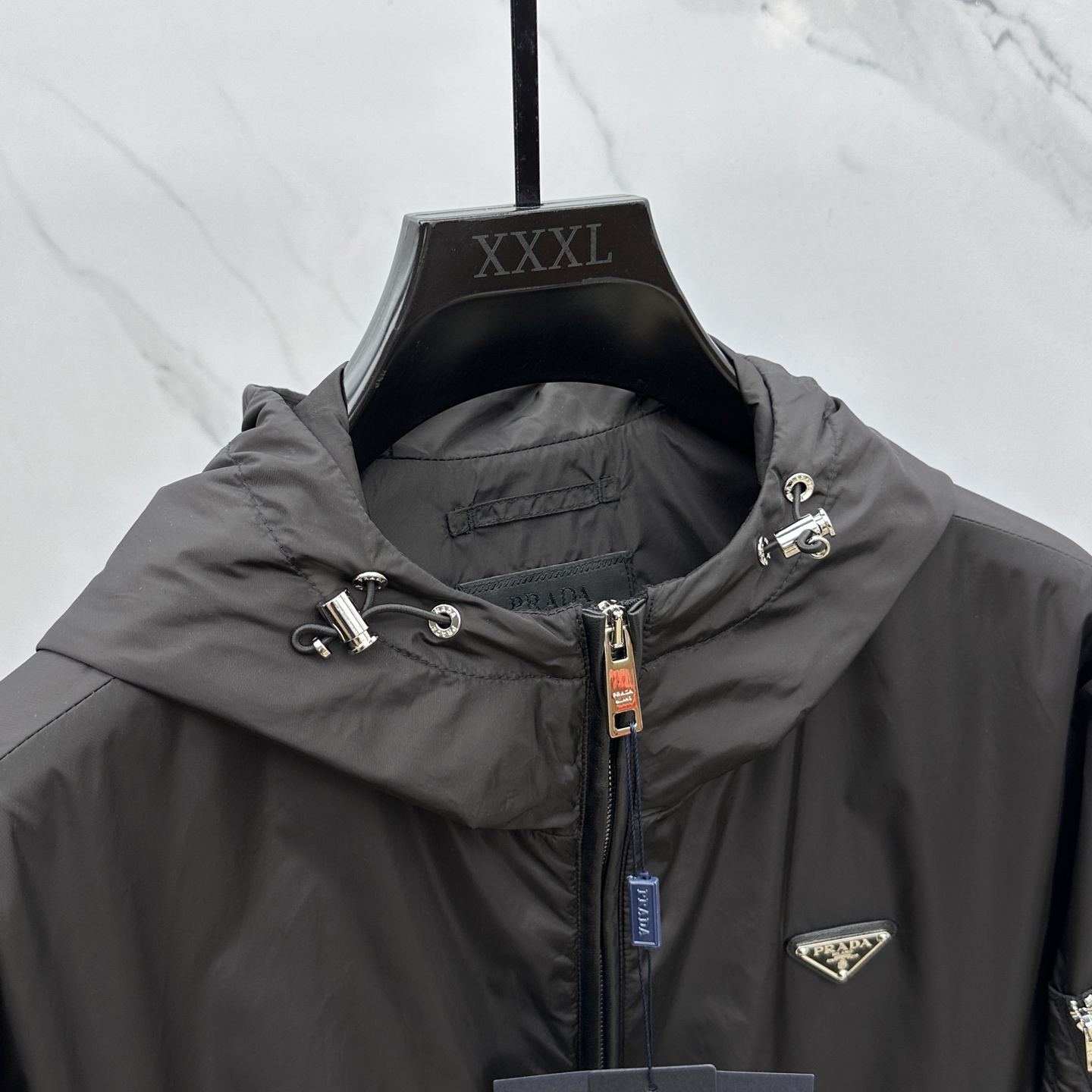 🆕Prad*普拉达 - 2025ss早秋新款 官网同步，原版订制聚酯纤维面料，面净版设计，戴帽设计更防风