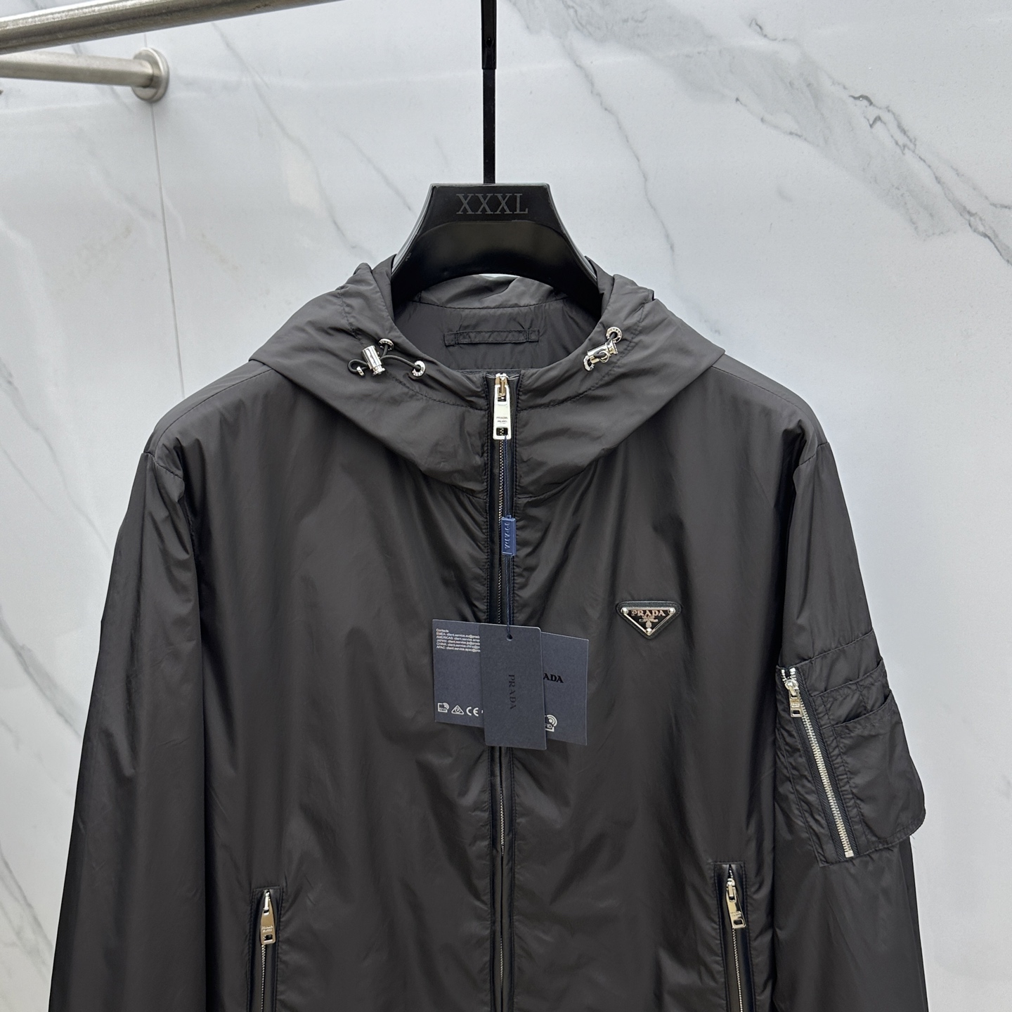 🆕Prad*普拉达 - 2025ss早秋新款 官网同步，原版订制聚酯纤维面料，面净版设计，戴帽设计更防风