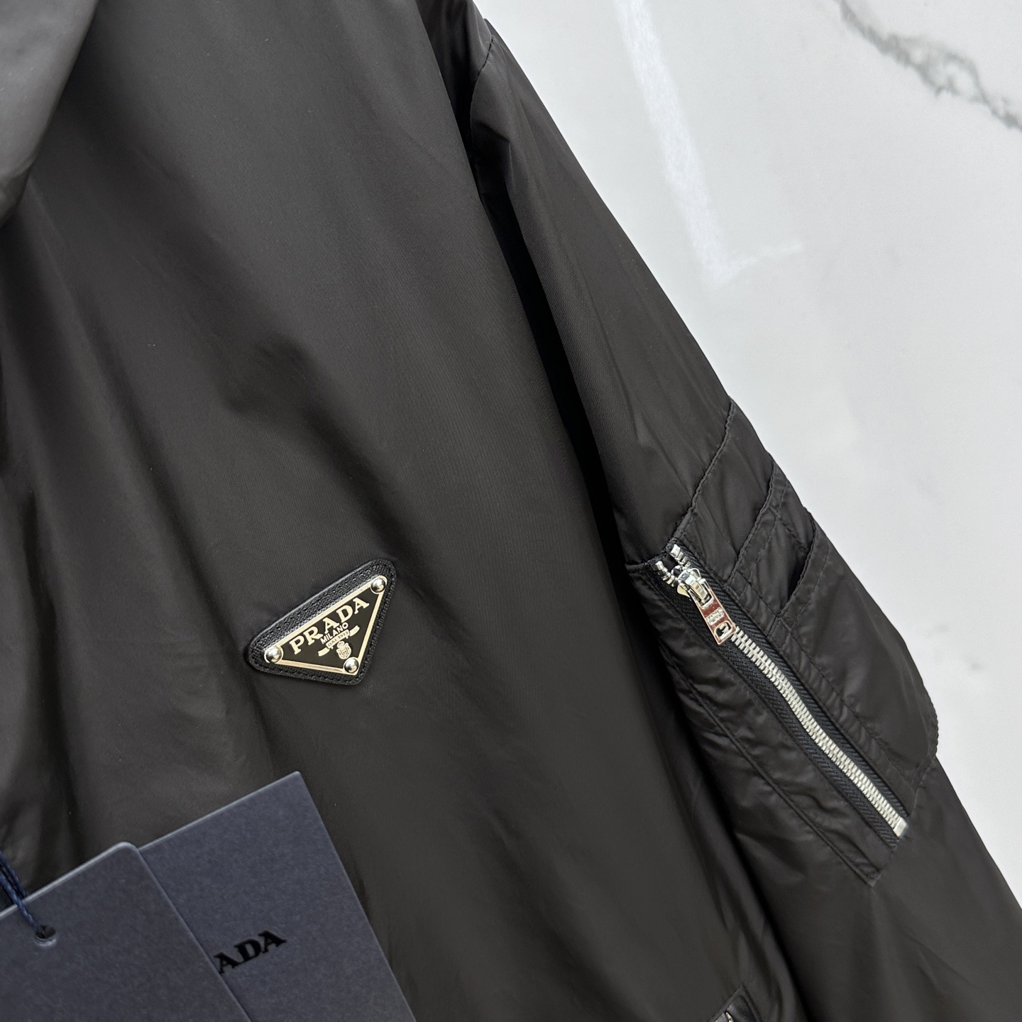 🆕Prad*普拉达 - 2025ss早秋新款 官网同步，原版订制聚酯纤维面料，面净版设计，戴帽设计更防风