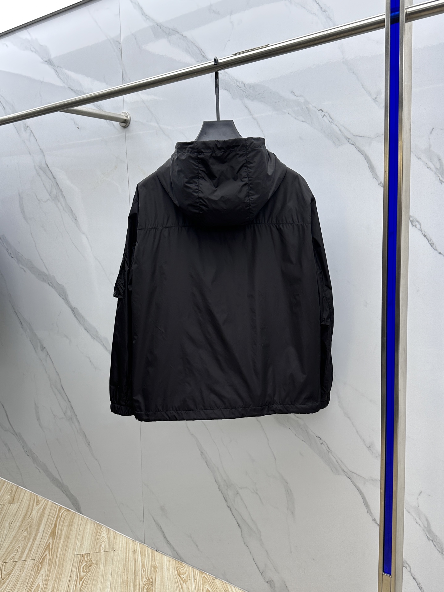 🆕Prad*普拉达 - 2025ss早秋新款 官网同步，原版订制聚酯纤维面料，面净版设计，戴帽设计更防风