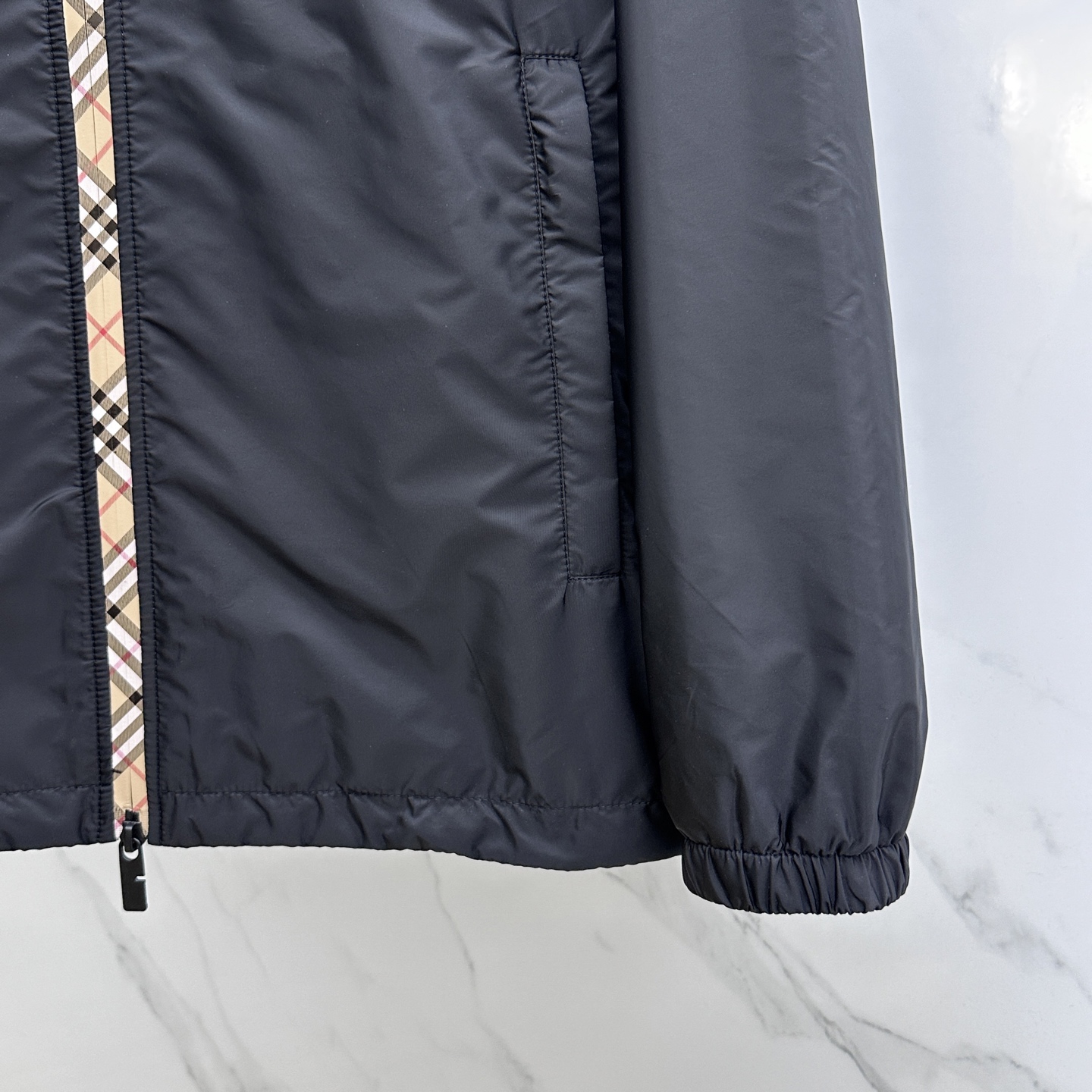 🆕Burberry巴宝莉 2025Fw新款格纹尼龙连帽防晒外套，融入 Burberry 格纹饰带和B 字