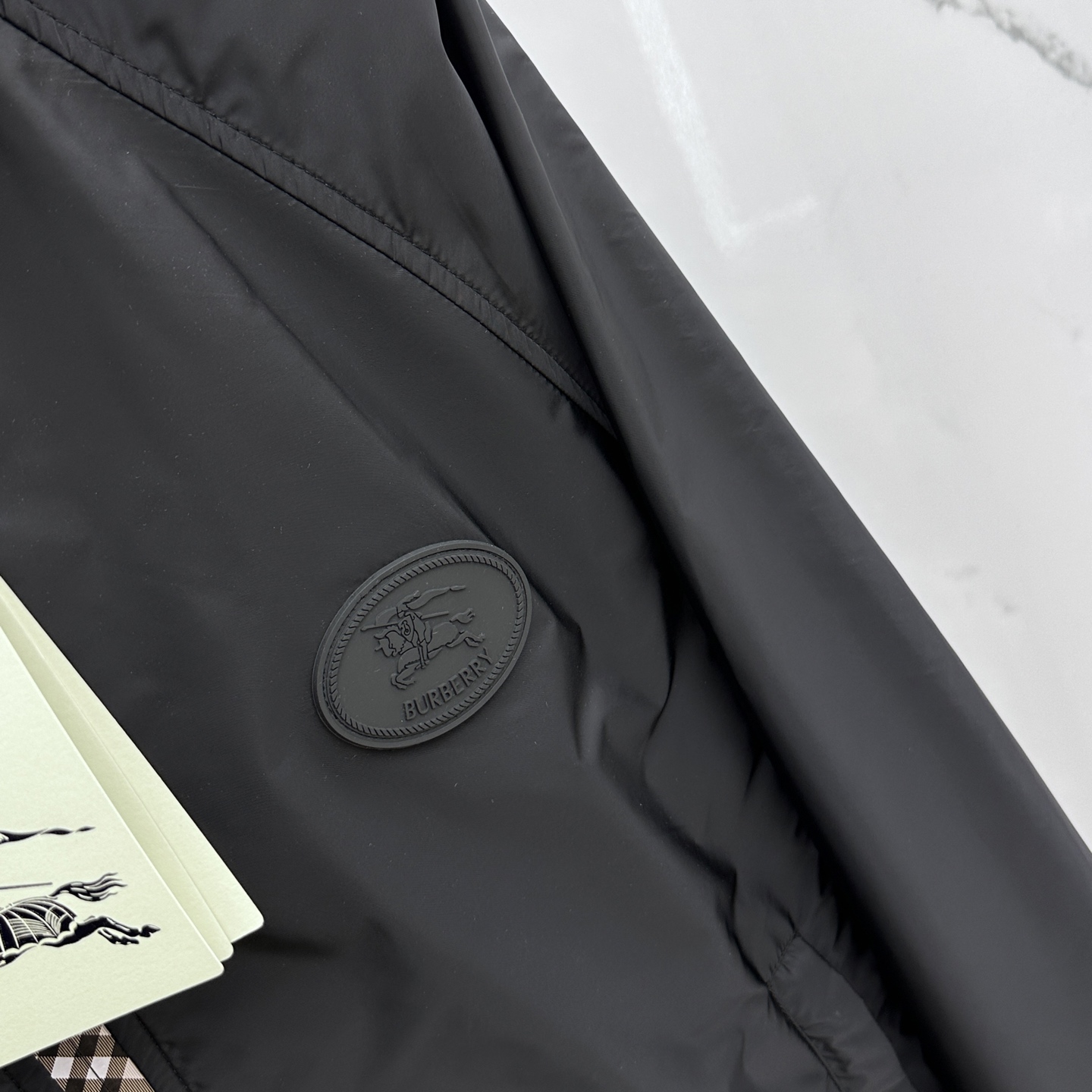 🆕Burberry巴宝莉 2025Fw新款格纹尼龙连帽防晒外套，融入 Burberry 格纹饰带和B 字