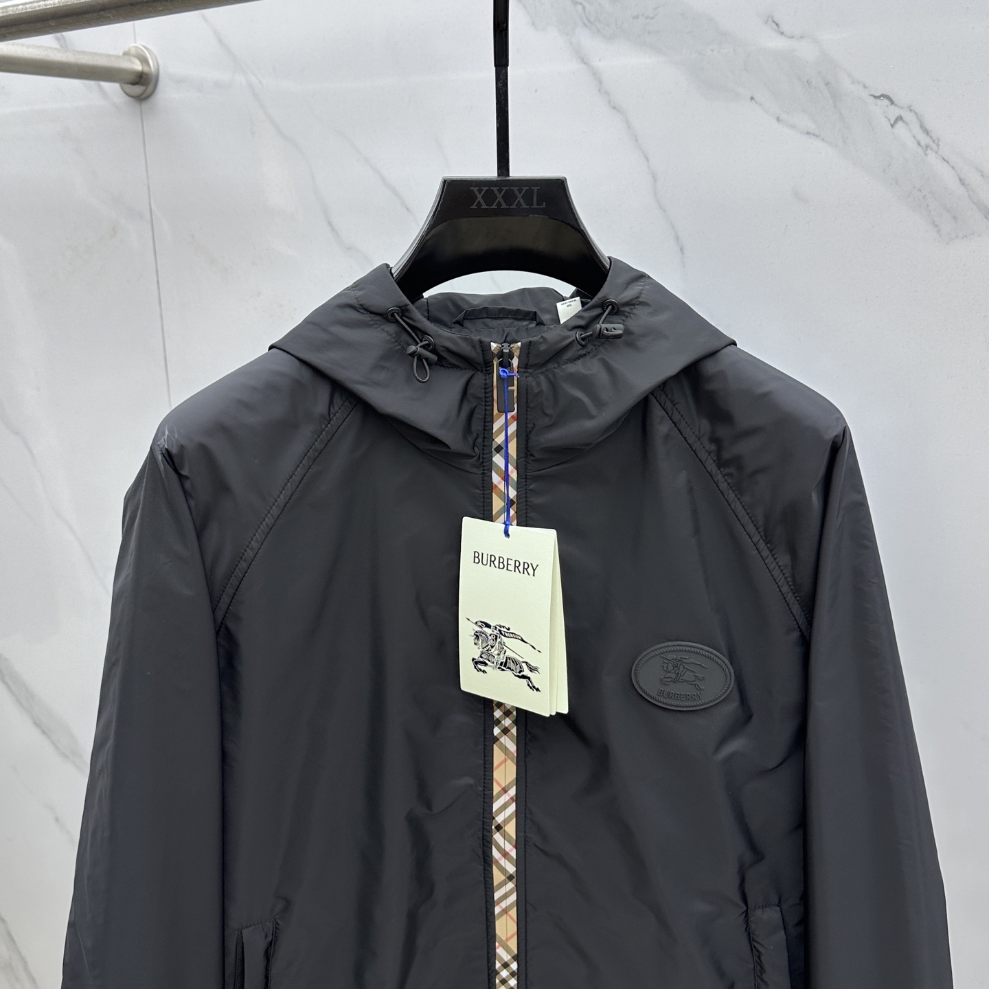 🆕Burberry巴宝莉 2025Fw新款格纹尼龙连帽防晒外套，融入 Burberry 格纹饰带和B 字