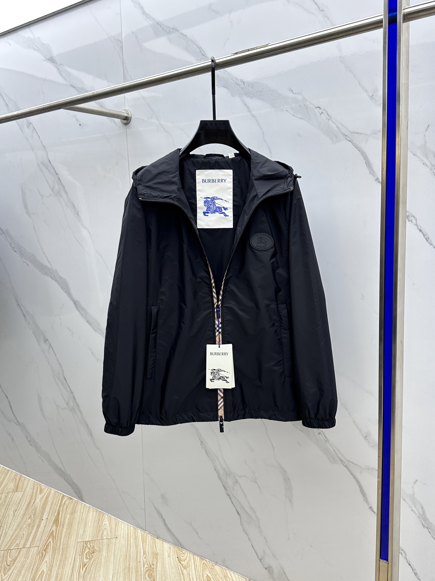 🆕Burberry巴宝莉 2025Fw新款格纹尼龙连帽防晒外套，融入 Burberry 格纹饰带和B 字