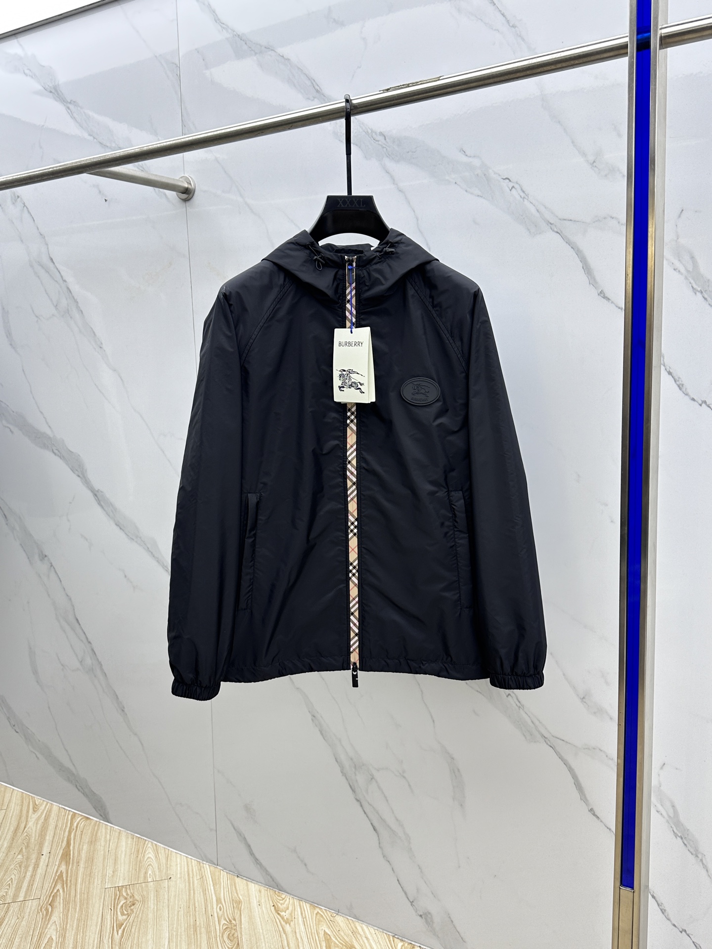 NO:518445,Burberry Burberry 2025Fw new plaid nylon hooded sun protection jacket, incorporates Burberry plaid strip and B-shaped zipper head. The texture is light and provides a casual style. Decorative Knight's seal decals are derived from the classic pattern of the 1980s brand bag. Purchase price, complete three standards, dm size M-XXXL,,burberry,burberry,jackets & coats,hats,alexander wang19860909Burberry巴宝莉 2025Fw新款格纹尼龙连帽防晒外套,融入 Burberry 格纹饰带和B 字型拉链头.质地轻盈,呈现休闲版型.装饰骑士印章贴花,源自 1980年代品牌包款的典藏图案.代购价格 三标齐全 dm 尺码M-XXXL,,burberry,burberry,jackets & coats,hats,alexander wang,Men's clothing