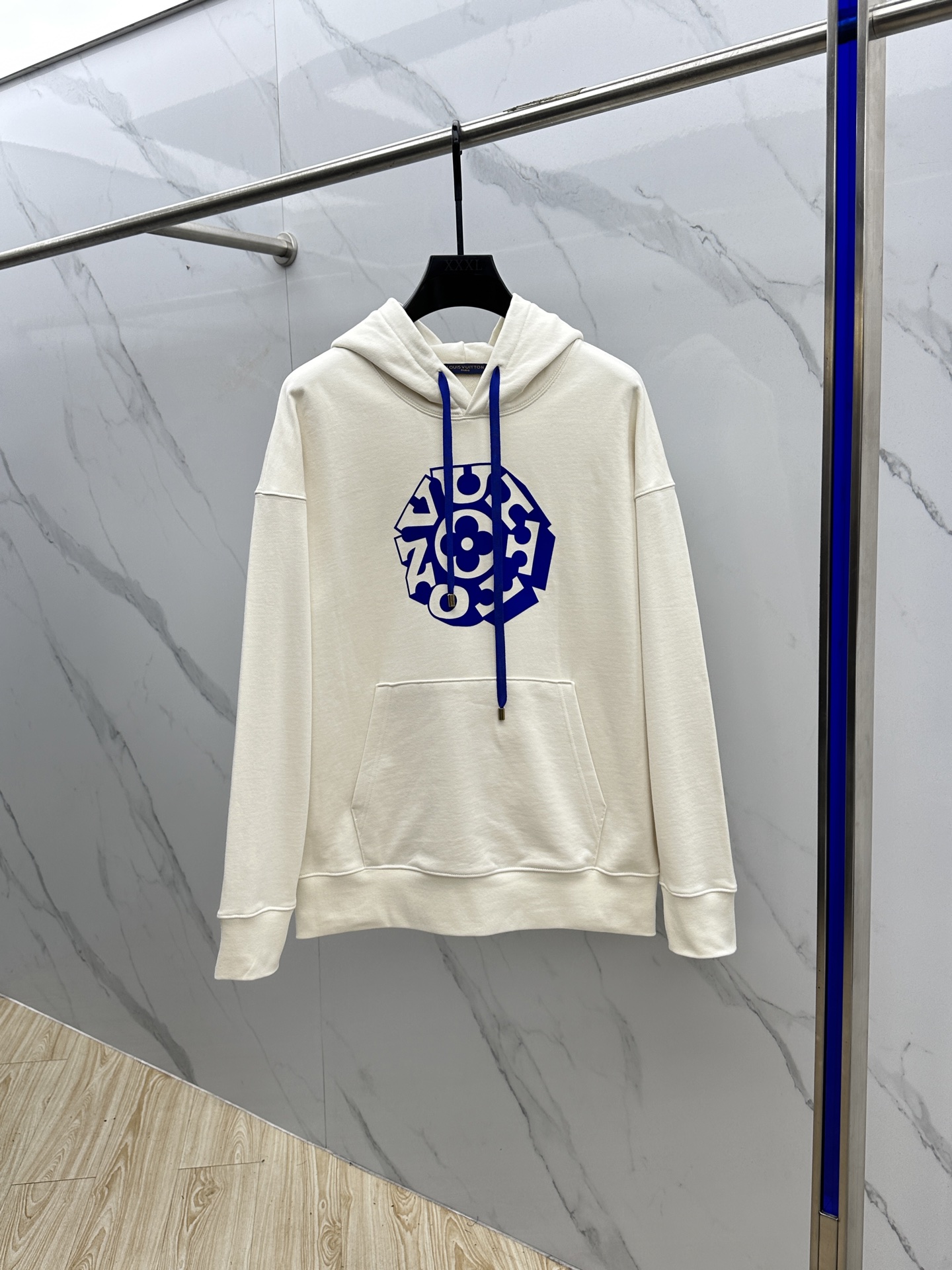 NO:519099,1V* Louis Vuitton 24FW early autumn new hooded sweatshirt, same style for men and women!  Unique and attractive, this sweatshirt has all the quality and quality online, comfortable, and the same style and fashion, including fabrics and cutting techniques!  Three-dimensional printing technology, pure cotton breathable, comfortable to wear during daily wear, rib knit on the neckline is flat and tight, and the neckline will not be crooked even if it is tossed freely. The loose style will make you find that the upper body looks really good. The overall size is minimalist and neat, and it is super versatile everyday!  A casual pair of pants is a youthful look, and a fashionable item that will never go wrong!  Xx size M-XXL, louis vuitton, hoodie, sweatshirts,hats,alexander wang198609091V*路易威登 24FW早秋新款连帽卫衣,男女同款！独特吸引人的眼球,这一款卫衣品相品质都在线,舒适度,一如既往的版型,时髦度,包括面料、裁剪工艺上,都是下足了功夫！立体印花工艺,纯棉透气,日常穿着穿感舒适,领口的罗纹针织平整紧密,随意折腾都不会领口歪斜,宽松版型,上身你就会发现真的好好看,整体极简利落,超级日常百搭！随随便便搭配一条裤子就是青春的样子,绝不会出错的时髦单品！Xx 尺码M-XXL,,louis vuitton,hoodie,sweatshirts,hats,alexander wang,Men's clothing