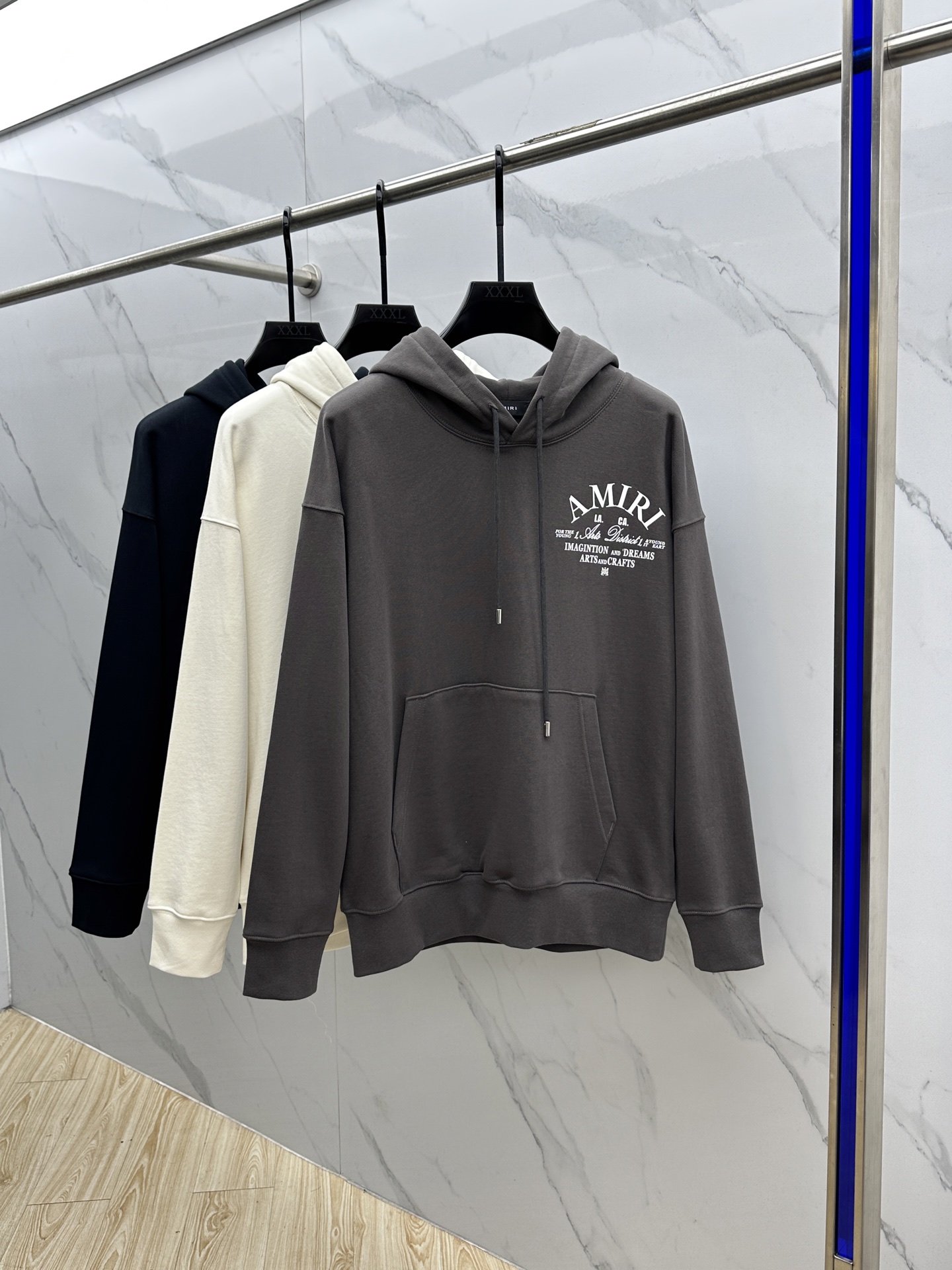 NO:597991,ARIMI 24FW early autumn new hooded sweatshirt, same style for men and women!  Unique and eye-catching, this sweatshirt is top-notch in terms of appearance, comfort, consistent style, and fashionability, including the fabric and cutting process, all of which have been made with great effort!  Three-dimensional printing technology, pure cotton is breathable, comfortable for daily wear, the rib knitting on the neckline is smooth and tight, and the neckline will not be skewed if you toss it at will. The loose version, you will find that it really looks good on the upper body, the overall is minimalist and neat, super versatile for daily wear!  Pair it casually with a pair of pants for a youthful look, a fashionable item that can never go wrong!  Xx sizes M-XXL,,hoodie,sweatshirts,hats,alexander wang19860909ARIMI 24FW早秋新款连帽卫衣,男女同款！独特吸引人的眼球,这一款卫衣品相品质都在线,舒适度,一如既往的版型,时髦度,包括面料、裁剪工艺上,都是下足了功夫！立体印花工艺,纯棉透气,日常穿着穿感舒适,领口的罗纹针织平整紧密,随意折腾都不会领口歪斜,宽松版型,上身你就会发现真的好好看,整体极简利落,超级日常百搭！随随便便搭配一条裤子就是青春的样子,绝不会出错的时髦单品！Xx 尺码M-XXL,,hoodie,sweatshirts,hats,alexander wang,Men's clothing