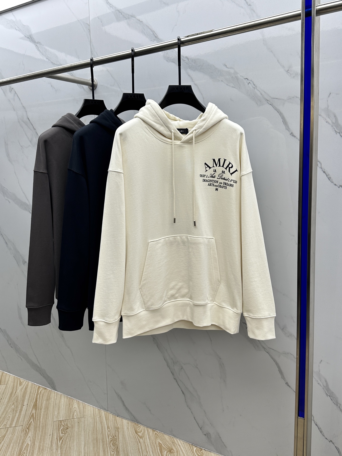 NO:519102,ARIMI 24FW early autumn new hooded sweatshirt, same style for men and women!  Unique and attractive, this sweatshirt has all the quality and quality, comfort, the same style and fashion, including fabric and cutting technology!  Three-dimensional printing technology, pure cotton breathable, comfortable to wear during daily wear, rib knit on the neckline is flat and tight, and the neckline will not be crooked even if it is tossed freely. The loose style will make you find that the upper body looks really good. The overall size is minimalist and neat, and it is super versatile everyday!  A casual pair of pants is a youthful look, and a fashionable item that will never go wrong!  Xx size M-XXL, hoodie,sweatshirts,hats,alexander wang19860909ARIMI 24FW早秋新款连帽卫衣,男女同款！独特吸引人的眼球,这一款卫衣品相品质都在线,舒适度,一如既往的版型,时髦度,包括面料、裁剪工艺上,都是下足了功夫！立体印花工艺,纯棉透气,日常穿着穿感舒适,领口的罗纹针织平整紧密,随意折腾都不会领口歪斜,宽松版型,上身你就会发现真的好好看,整体极简利落,超级日常百搭！随随便便搭配一条裤子就是青春的样子,绝不会出错的时髦单品！Xx 尺码M-XXL,,hoodie,sweatshirts,hats,alexander wang,Men's clothing