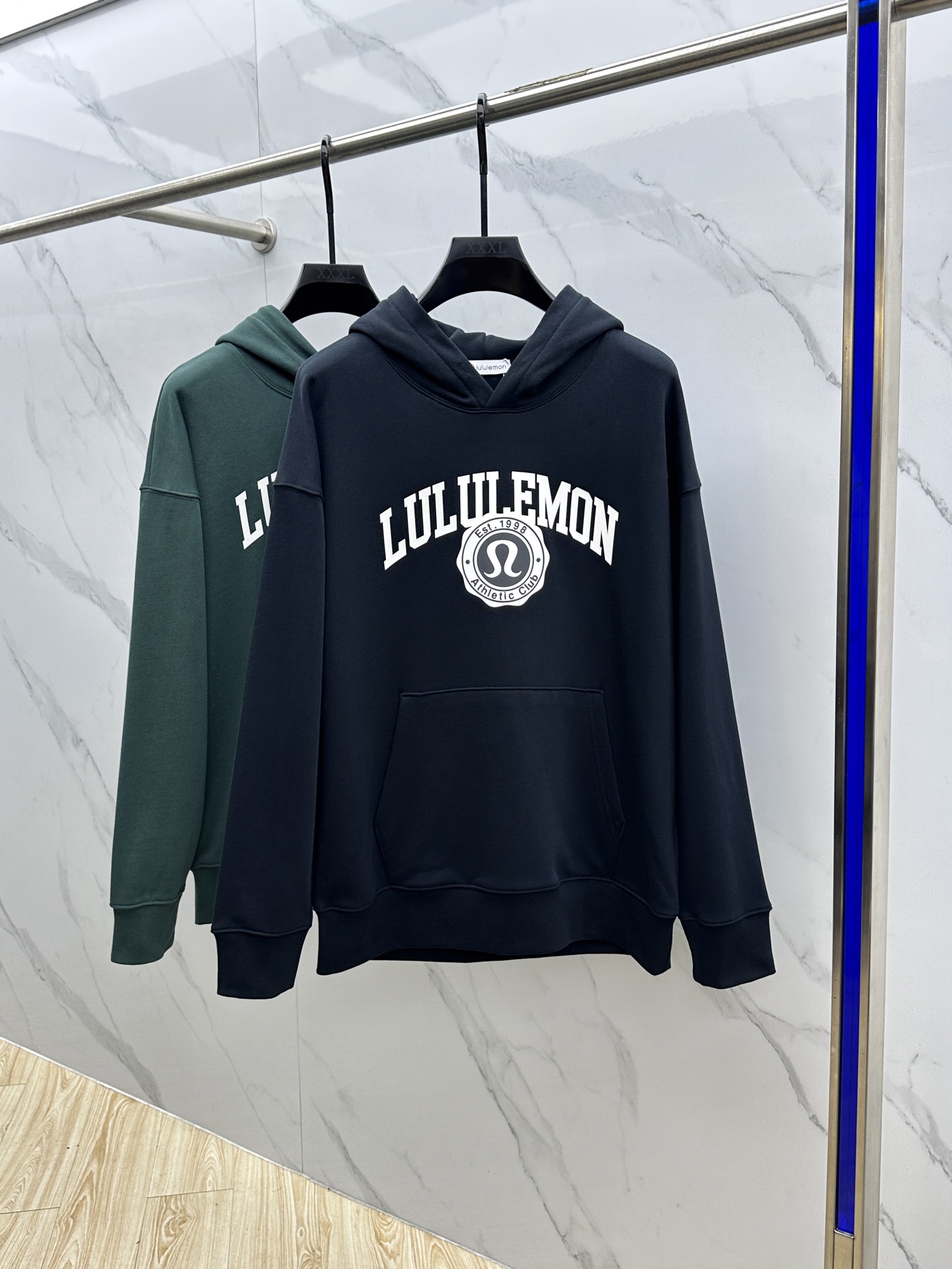 NO:519105,Lululemon 24FW early autumn new hooded sweatshirt, same style for men and women!  Unique and attractive, this sweatshirt has all the quality and quality online, comfortable, and the same style and fashion, including fabrics and cutting techniques!  Three-dimensional printing technology, pure cotton breathable, comfortable to wear during daily wear, rib knit on the neckline is flat and tight, and the neckline will not be crooked even if it is tossed freely. The loose style will make you find that the upper body looks really good. The overall size is minimalist and neat, and it is super versatile everyday!  A casual pair of pants is a youthful look, and a fashionable item that will never go wrong!  Xx size M-XXL, hoodie,sweatshirts,hats,alexander wang19860909Lululemon 24FW早秋新款连帽卫衣,男女同款！独特吸引人的眼球,这一款卫衣品相品质都在线,舒适度,一如既往的版型,时髦度,包括面料、裁剪工艺上,都是下足了功夫！立体印花工艺,纯棉透气,日常穿着穿感舒适,领口的罗纹针织平整紧密,随意折腾都不会领口歪斜,宽松版型,上身你就会发现真的好好看,整体极简利落,超级日常百搭！随随便便搭配一条裤子就是青春的样子,绝不会出错的时髦单品！Xx 尺码M-XXL,,hoodie,sweatshirts,hats,alexander wang,Men's clothing