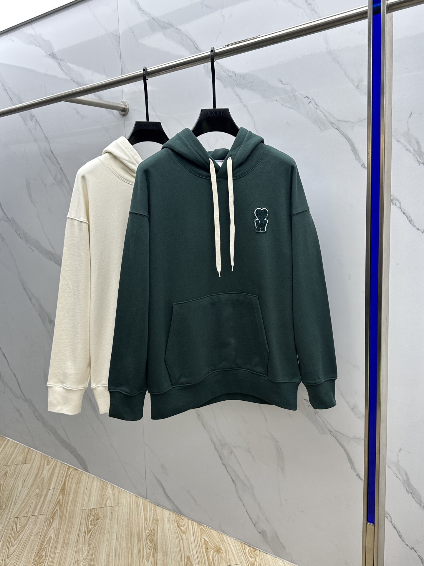 NO:519108,AMI 24FW early autumn new hooded sweatshirt, same style for men and women!  Unique and attractive, this sweatshirt has all the quality and quality, comfort, the same style and fashion, including fabric and cutting technology!  Three-dimensional printing technology, pure cotton breathable, comfortable to wear during daily wear, rib knit on the neckline is flat and tight, and the neckline will not be crooked even if it is tossed freely. The loose style will make you find that the upper body looks really good. The overall size is minimalist and neat, and it is super versatile everyday!  A casual pair of pants is a youthful look, and a fashionable item that will never go wrong!  Xx size M-XXL, hoodie,sweatshirts,hats,alexander wang19860909AMI 24FW早秋新款连帽卫衣,男女同款！独特吸引人的眼球,这一款卫衣品相品质都在线,舒适度,一如既往的版型,时髦度,包括面料、裁剪工艺上,都是下足了功夫！立体印花工艺,纯棉透气,日常穿着穿感舒适,领口的罗纹针织平整紧密,随意折腾都不会领口歪斜,宽松版型,上身你就会发现真的好好看,整体极简利落,超级日常百搭！随随便便搭配一条裤子就是青春的样子,绝不会出错的时髦单品！Xx 尺码M-XXL,,hoodie,sweatshirts,hats,alexander wang,Men's clothing