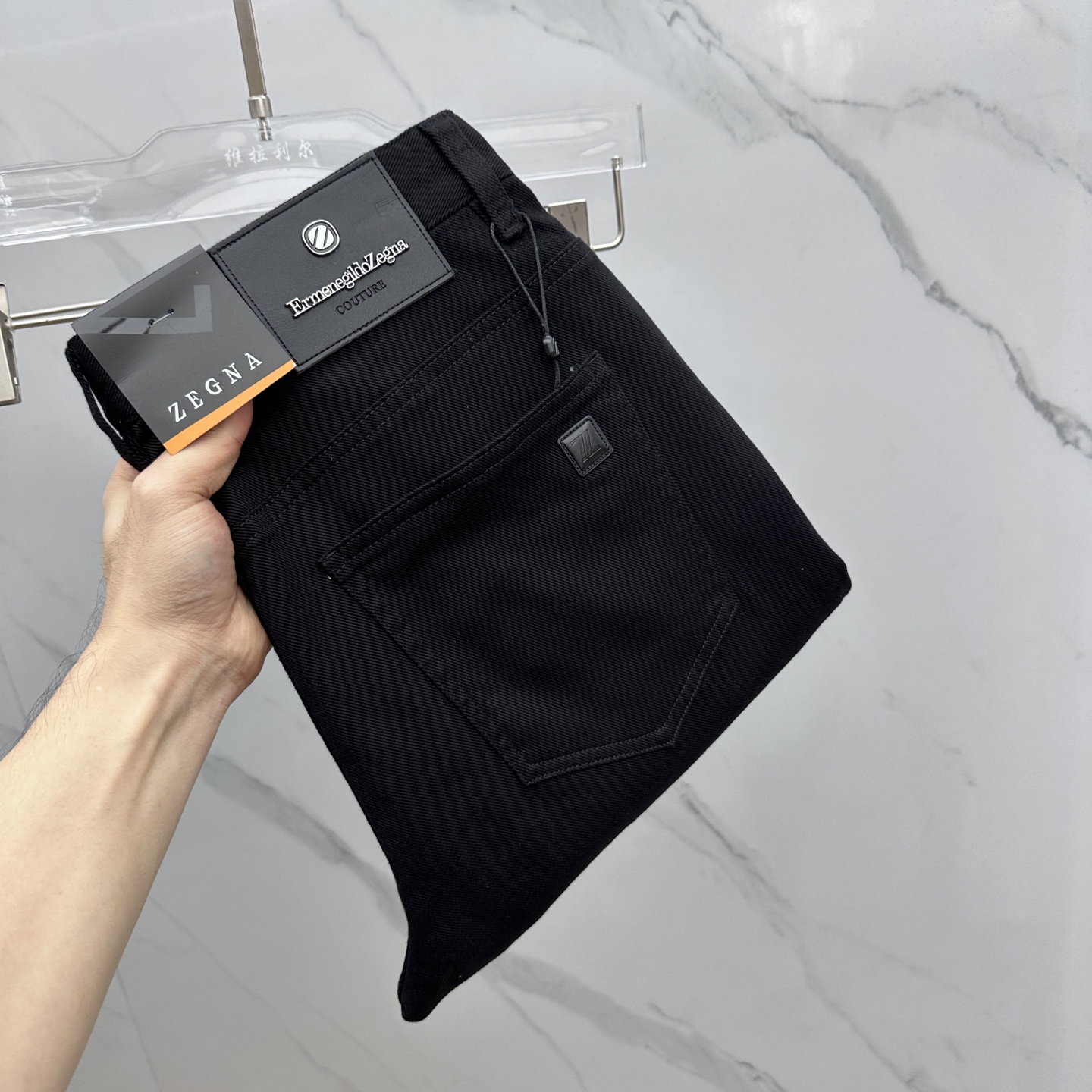 NO:573366,ZEGNA* Zegna's new 2025 early autumn casual trousers and trousers are on sale simultaneously on the official website. The trousers are designed with body craftsmanship, imported customer-supplied accessories and fabrics are customized, and factory products are exempted from inspection!  Every detail is done to the extreme, original hardware accessories, full of fashion, stylish and handsome upper body, a must-have item for fashionistas!  Original product from AX!  Code number 29-40, 35, no 37. 39,,zegna,alexander wang19860909ZEGNA*杰尼亚 2025早秋新品休闲裤西裤,官网同步发售,裤身工艺设计,进口客供辅料、面料定制,代工厂出品免检！每个细节做到极致,原版五金配件,潮范十足、上身有型帅气,潮人必备单品！ AX原单出品！ 码数29-40有35无37. 39,,zegna,alexander wang,Men's clothing