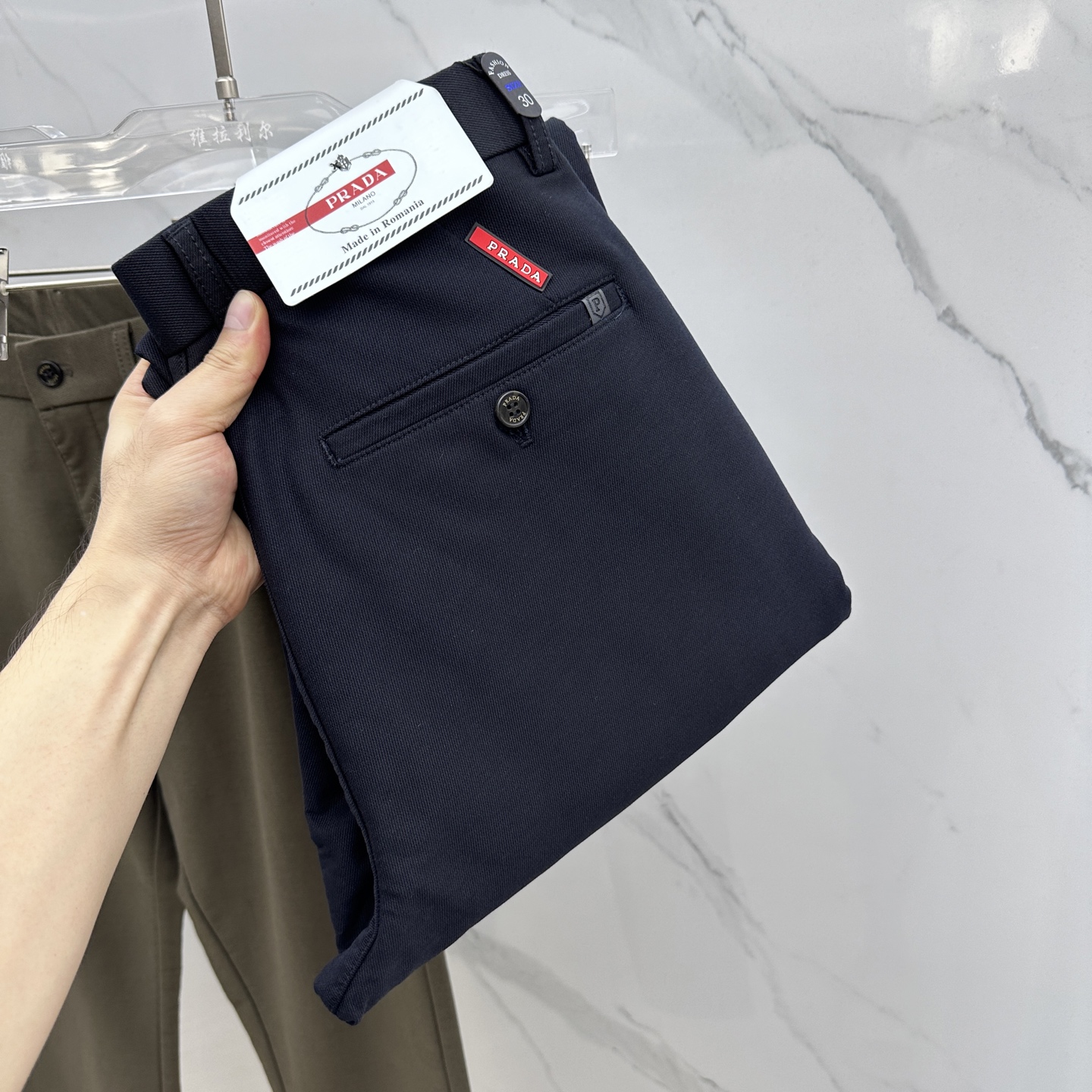 NO:519116,Prad*Prada 2025 early autumn new casual pants and trousers, released simultaneously on the official website, trouser body craft design, imported customer-supplied auxiliary materials, fabric customization, and OEM products are free of inspection!  Every detail is the ultimate, the original hardware accessories are trendy and stylish, and they are a must-have item for trendy people!  Original AX production!  Number of codes 29-40 has 35 no 37. 39, prada, prada, alexander wang19860909Prad*普拉达 2025早秋新品休闲裤西裤,官网同步发售,裤身工艺设计,进口客供辅料、面料定制,代工厂出品免检！每个细节做到极致,原版五金配件,潮范十足、上身有型帅气,潮人必备单品！ AX原单出品！ 码数29-40有35无37. 39,,prada,prada,alexander wang,Men's clothing