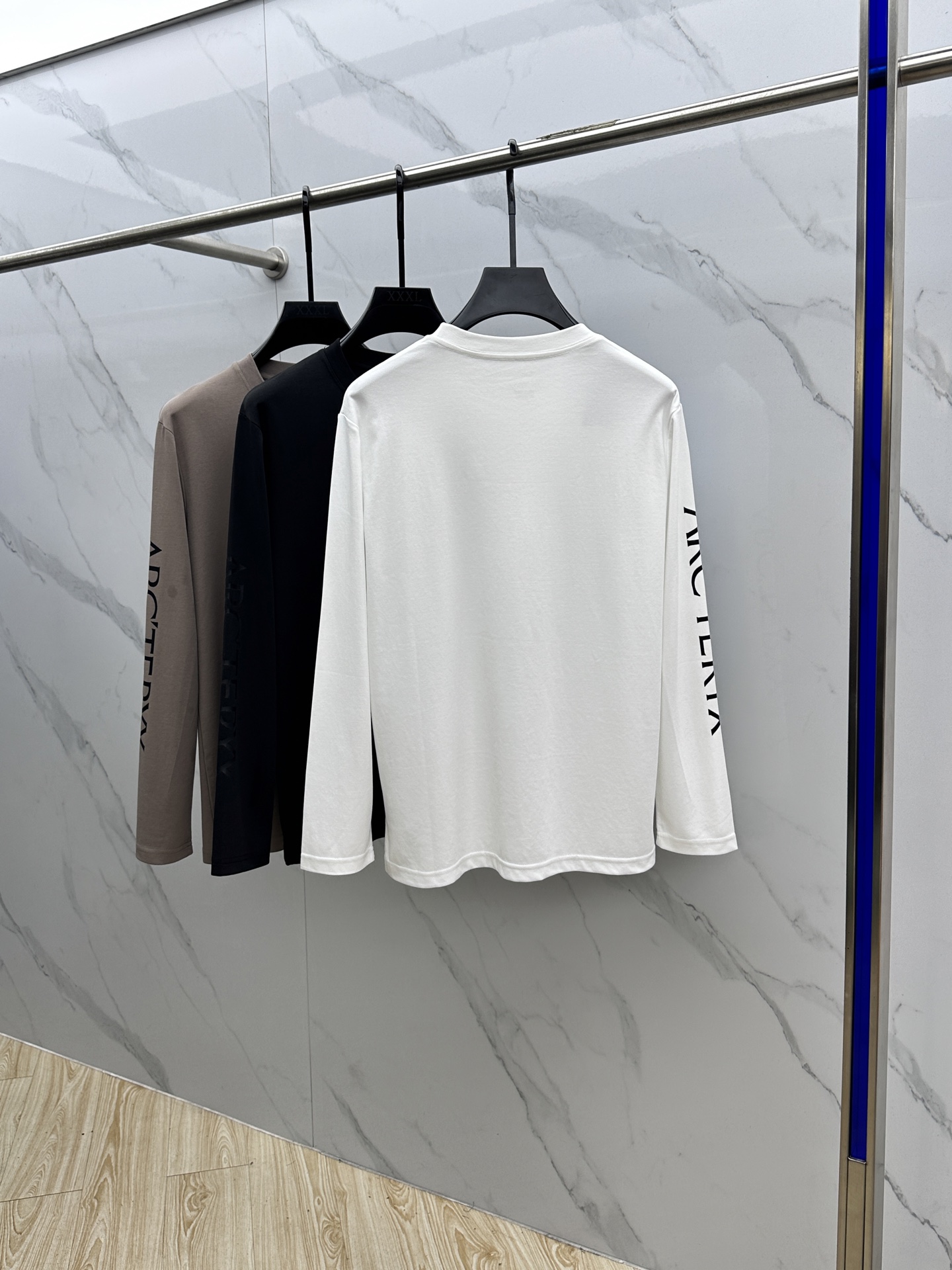 🆕ARCTERYX始祖鸟 2025SS秋季新款男士圆领长袖 T 恤，以当季色调传递典雅韵味，成就日常搭配