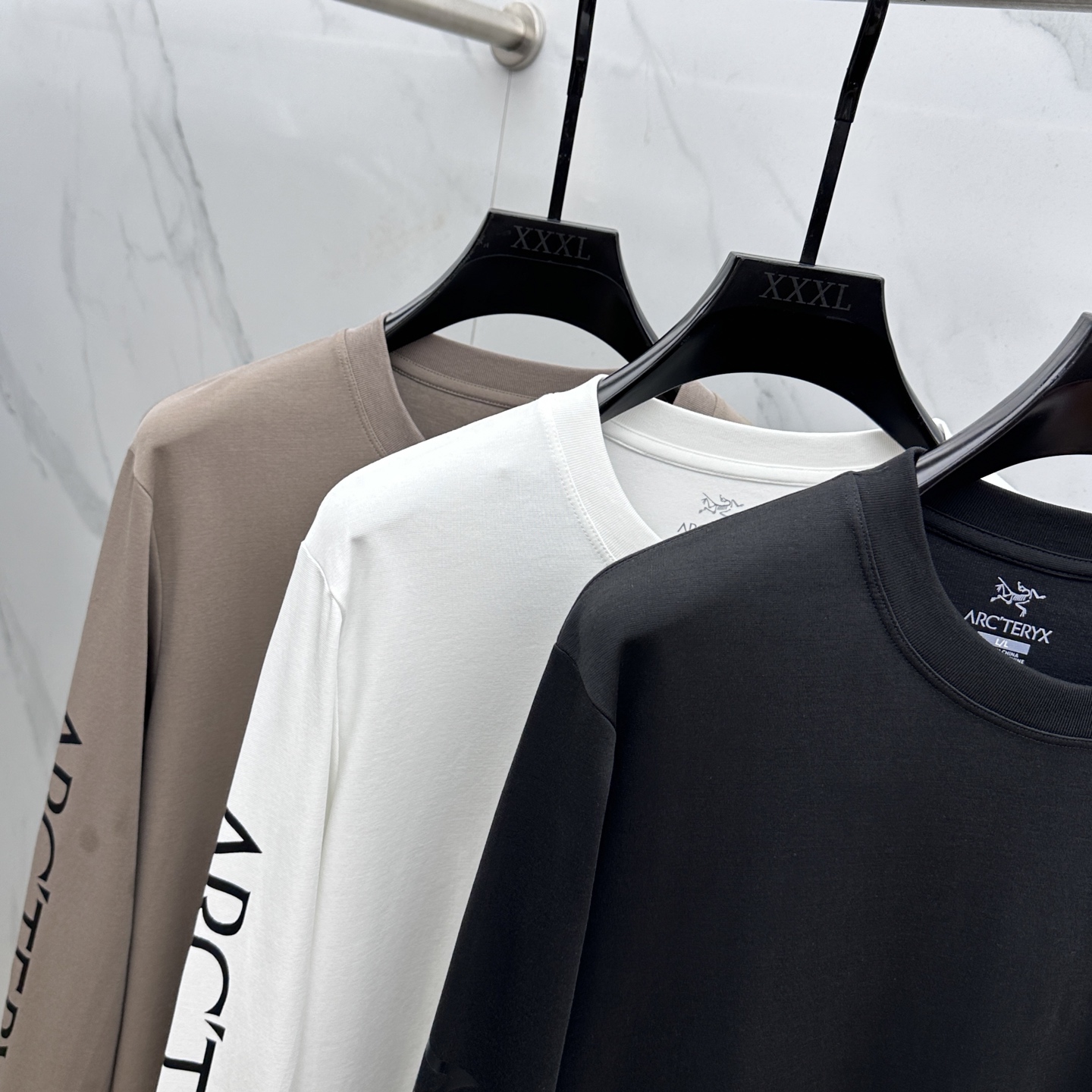 🆕ARCTERYX始祖鸟 2025SS秋季新款男士圆领长袖 T 恤，以当季色调传递典雅韵味，成就日常搭配