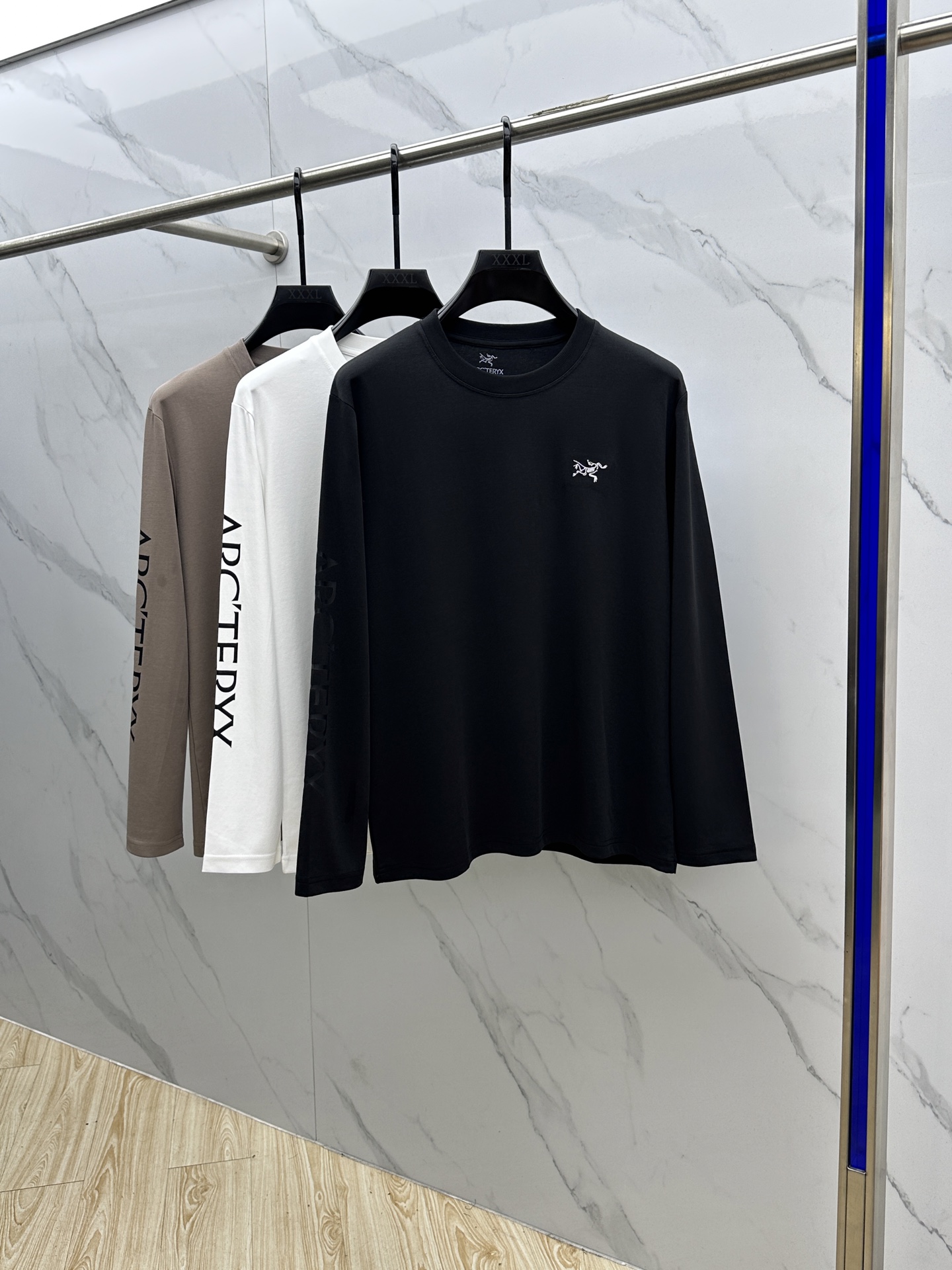 🆕ARCTERYX始祖鸟 2025SS秋季新款男士圆领长袖 T 恤，以当季色调传递典雅韵味，成就日常搭配