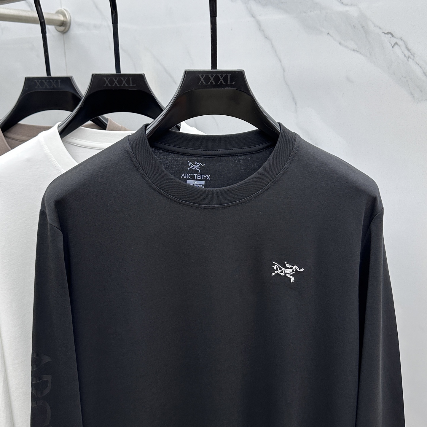 🆕ARCTERYX始祖鸟 2025SS秋季新款男士圆领长袖 T 恤，以当季色调传递典雅韵味，成就日常搭配