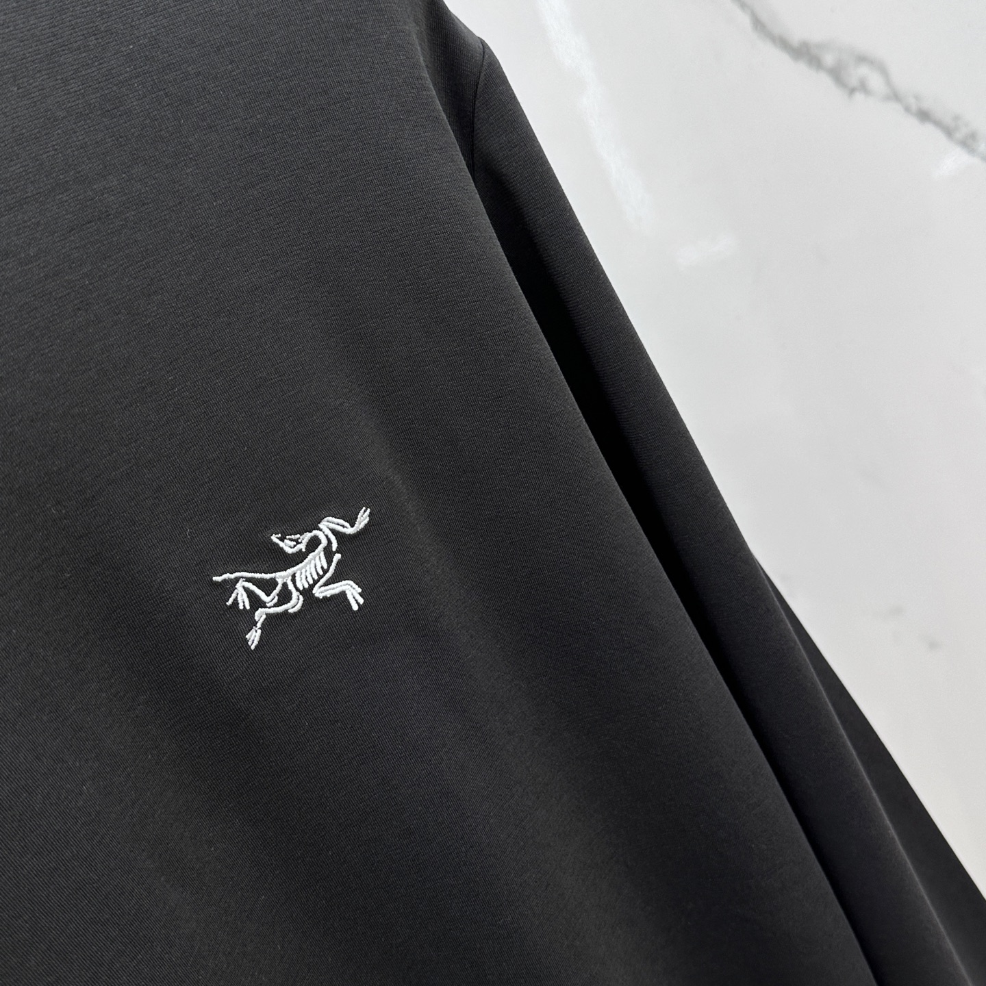 🆕ARCTERYX始祖鸟 2025SS秋季新款男士圆领长袖 T 恤，以当季色调传递典雅韵味，成就日常搭配