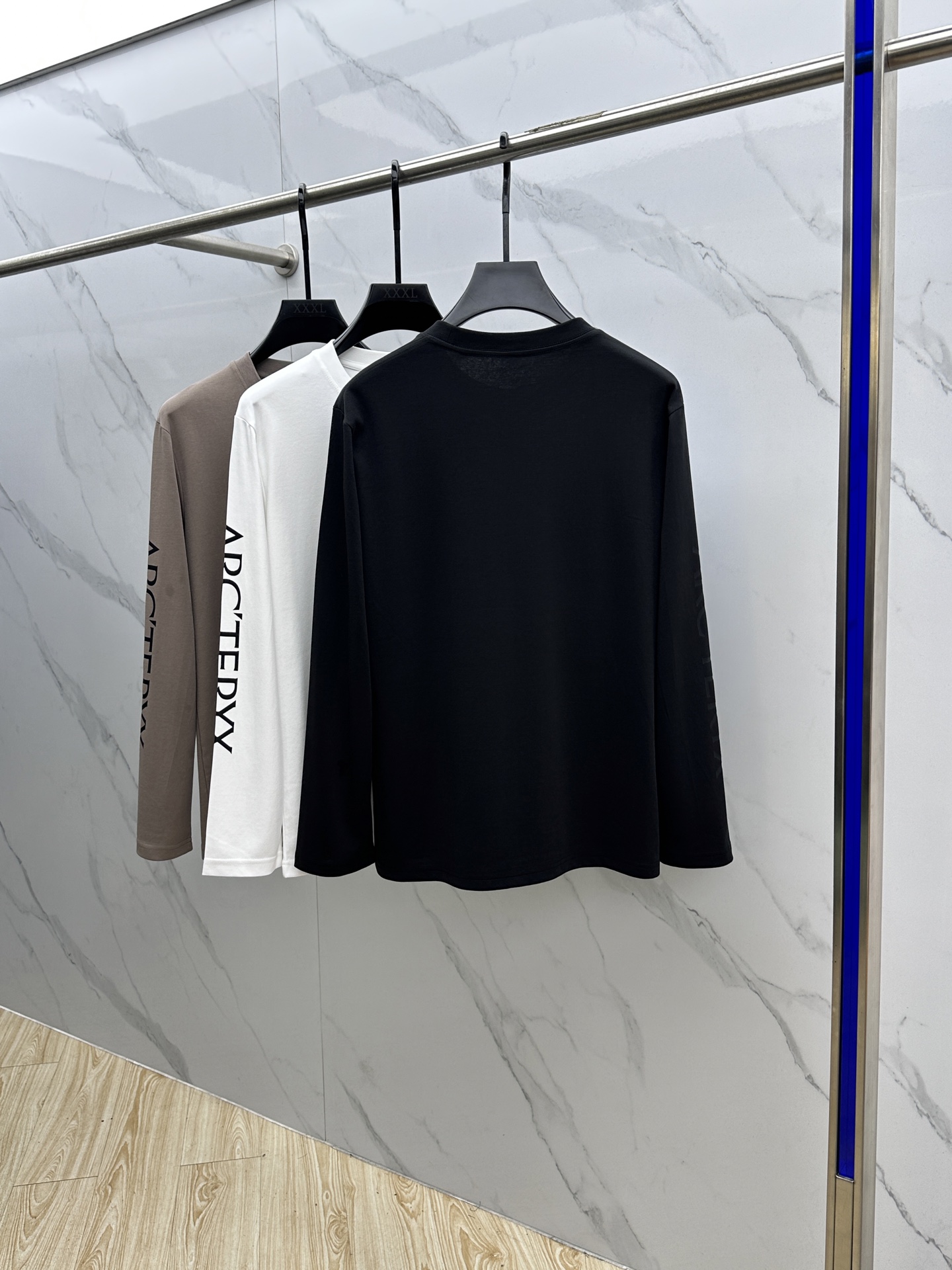 🆕ARCTERYX始祖鸟 2025SS秋季新款男士圆领长袖 T 恤，以当季色调传递典雅韵味，成就日常搭配