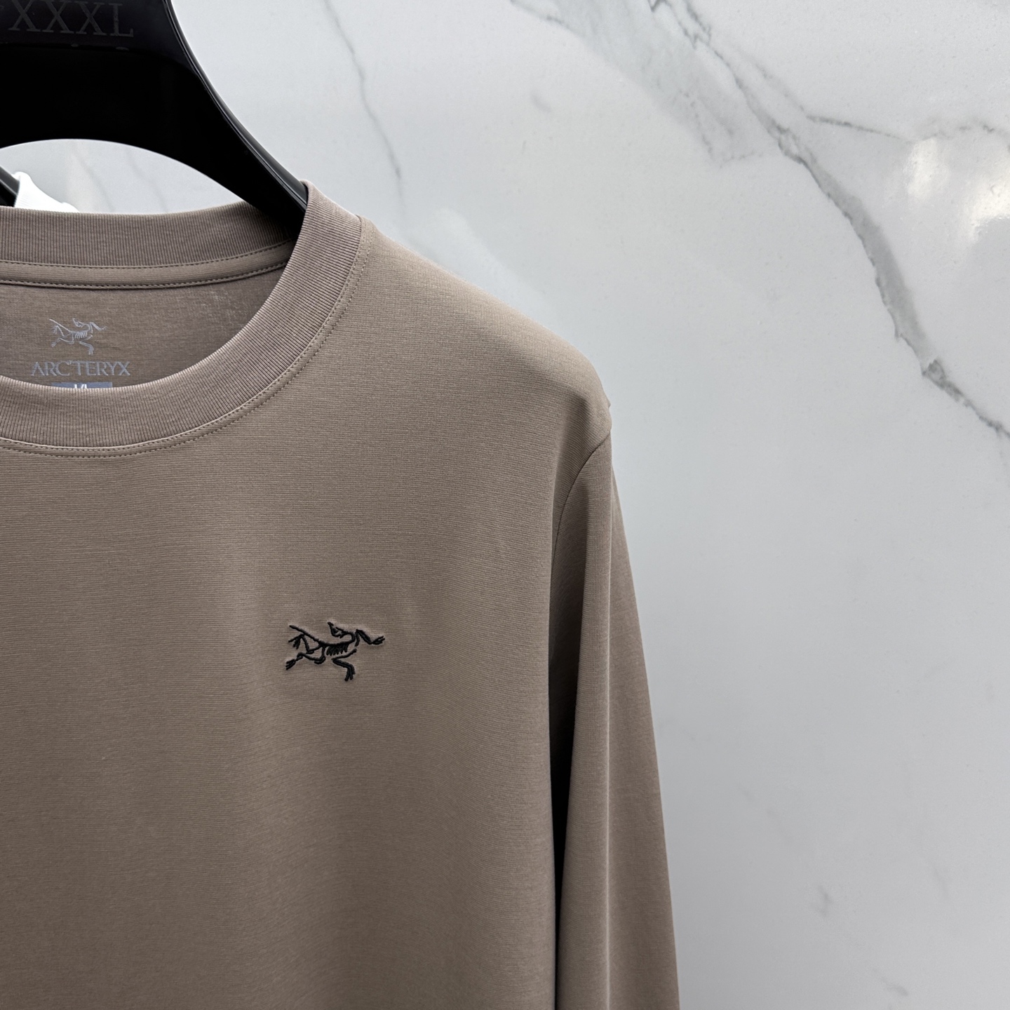 🆕ARCTERYX始祖鸟 2025SS秋季新款男士圆领长袖 T 恤，以当季色调传递典雅韵味，成就日常搭配