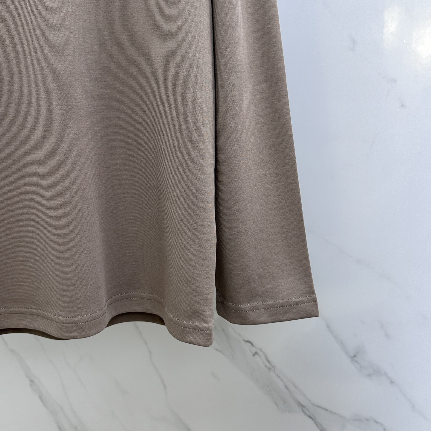 🆕ARCTERYX始祖鸟 2025SS秋季新款男士圆领长袖 T 恤，以当季色调传递典雅韵味，成就日常搭配