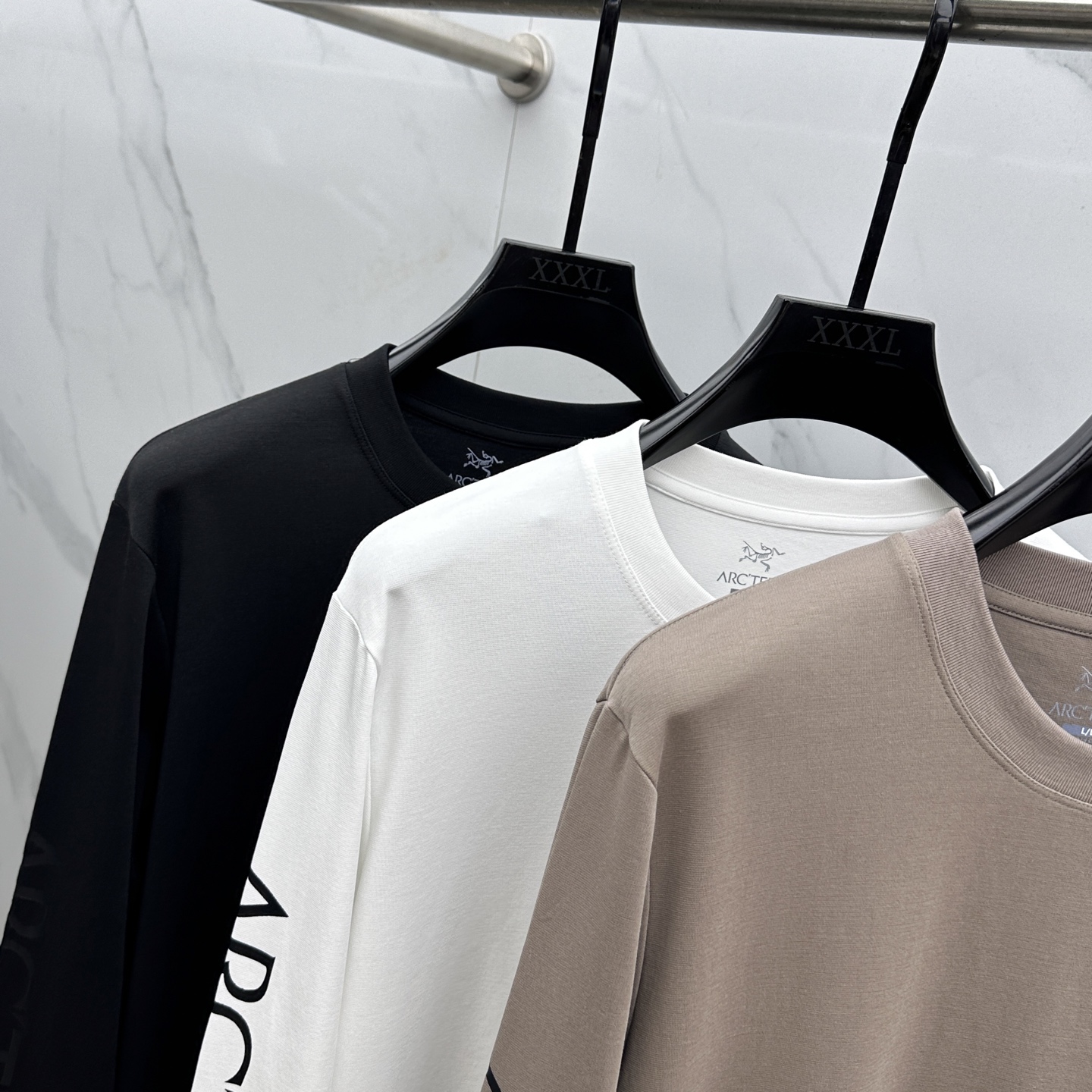 🆕ARCTERYX始祖鸟 2025SS秋季新款男士圆领长袖 T 恤，以当季色调传递典雅韵味，成就日常搭配