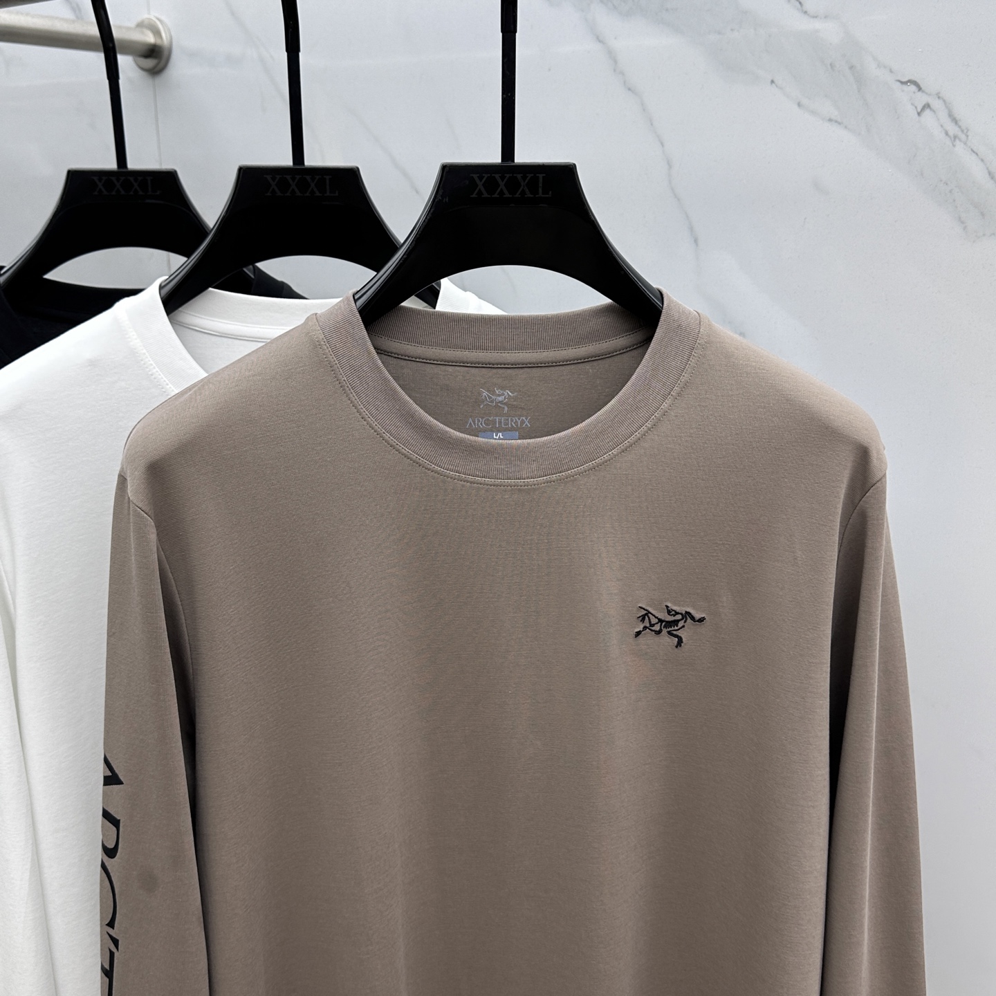 🆕ARCTERYX始祖鸟 2025SS秋季新款男士圆领长袖 T 恤，以当季色调传递典雅韵味，成就日常搭配