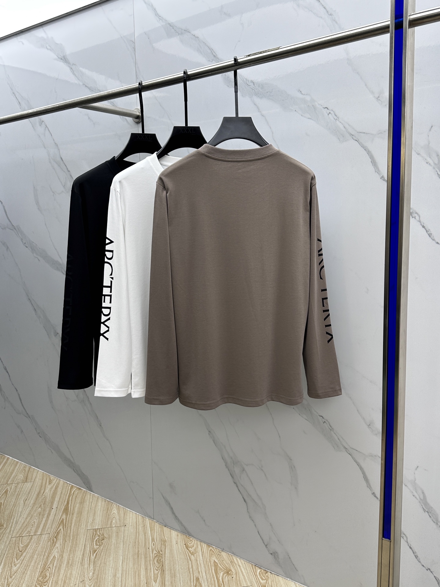 🆕ARCTERYX始祖鸟 2025SS秋季新款男士圆领长袖 T 恤，以当季色调传递典雅韵味，成就日常搭配