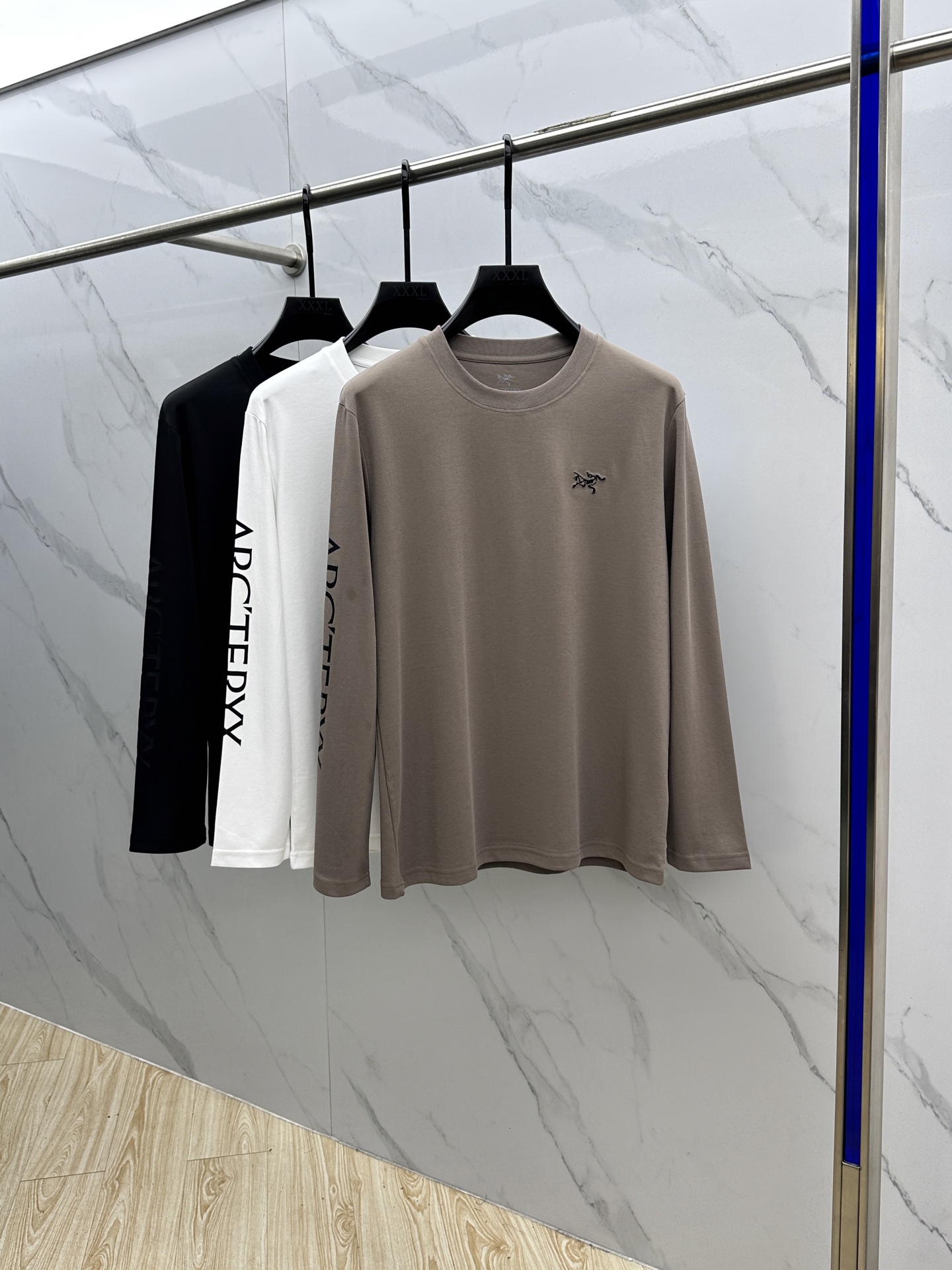 NO:519096,ARCTERYX Archaeopteryx 2025SS autumn new men's round neck long-sleeved T-shirt, conveying elegant charm with seasonal tones, making it a good choice for daily matching. The logo embroidery logo on the chest implicitly marks the brand identity, the letters are three-dimensional printing technology, fine workmanship, fashionable and atmospheric, and comfortable skin. The three-marks are complete xh size M-3XL, arc'teryx, alexander wang19860909ARCTERYX始祖鸟 2025SS秋季新款男士圆领长袖 T 恤,以当季色调传递典雅韵味,成就日常搭配佳选.胸前logo刺绣标识含蓄标注品牌身份,字母立体印花工艺、做工精细、时尚大气、贴肤舒适,三标齐全xh 尺码M-3XL,arc'teryx,alexander wang,Men's clothing