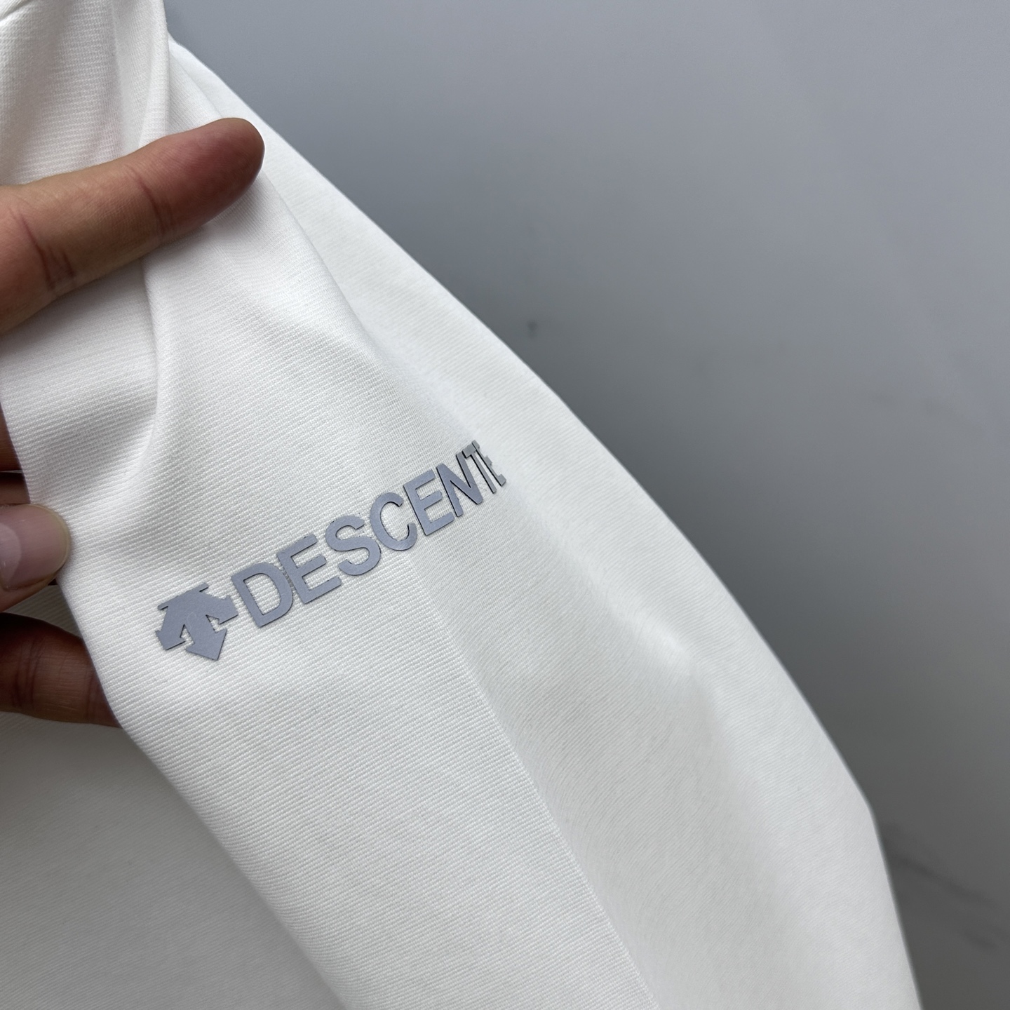 🆕DESCENTE迪桑特 2025SS秋季新款男士圆领长袖 T 恤，以当季色调传递典雅韵味，成就日常搭配