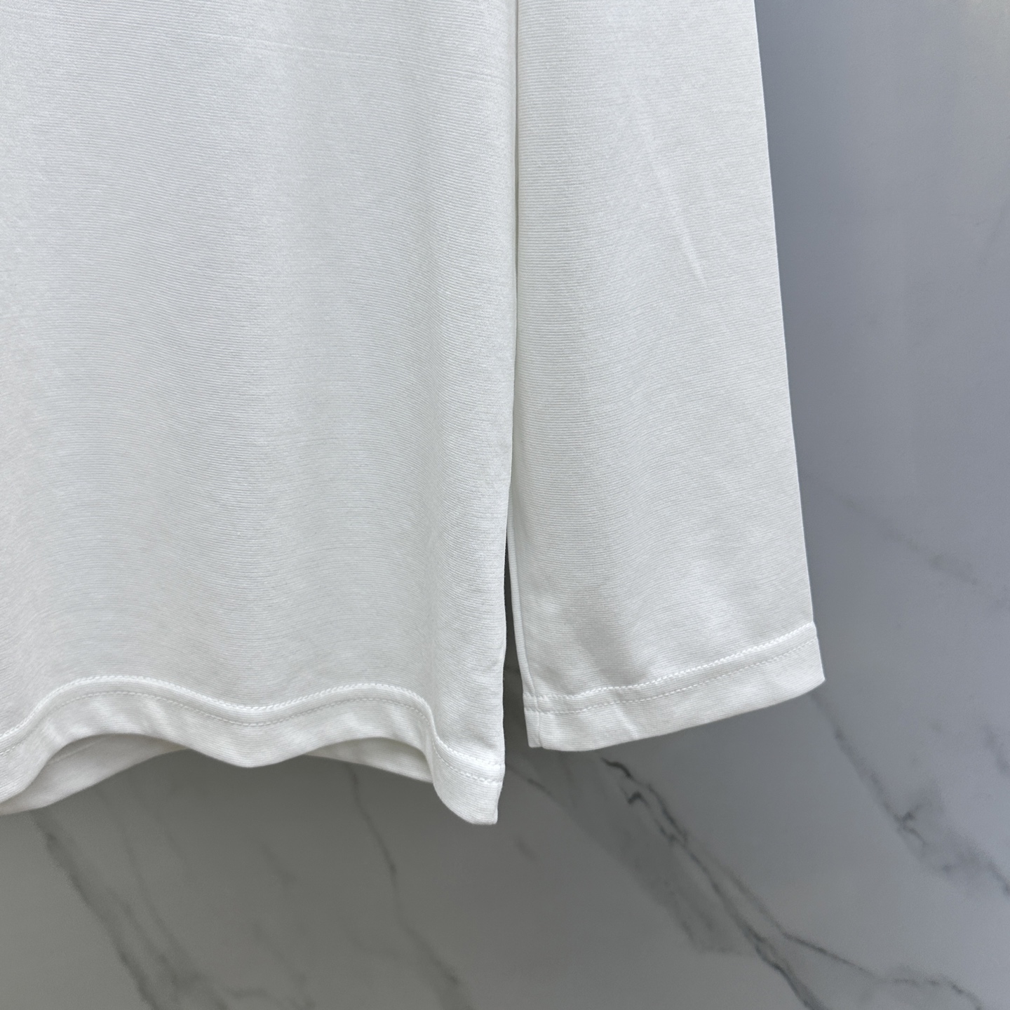 🆕DESCENTE迪桑特 2025SS秋季新款男士圆领长袖 T 恤，以当季色调传递典雅韵味，成就日常搭配