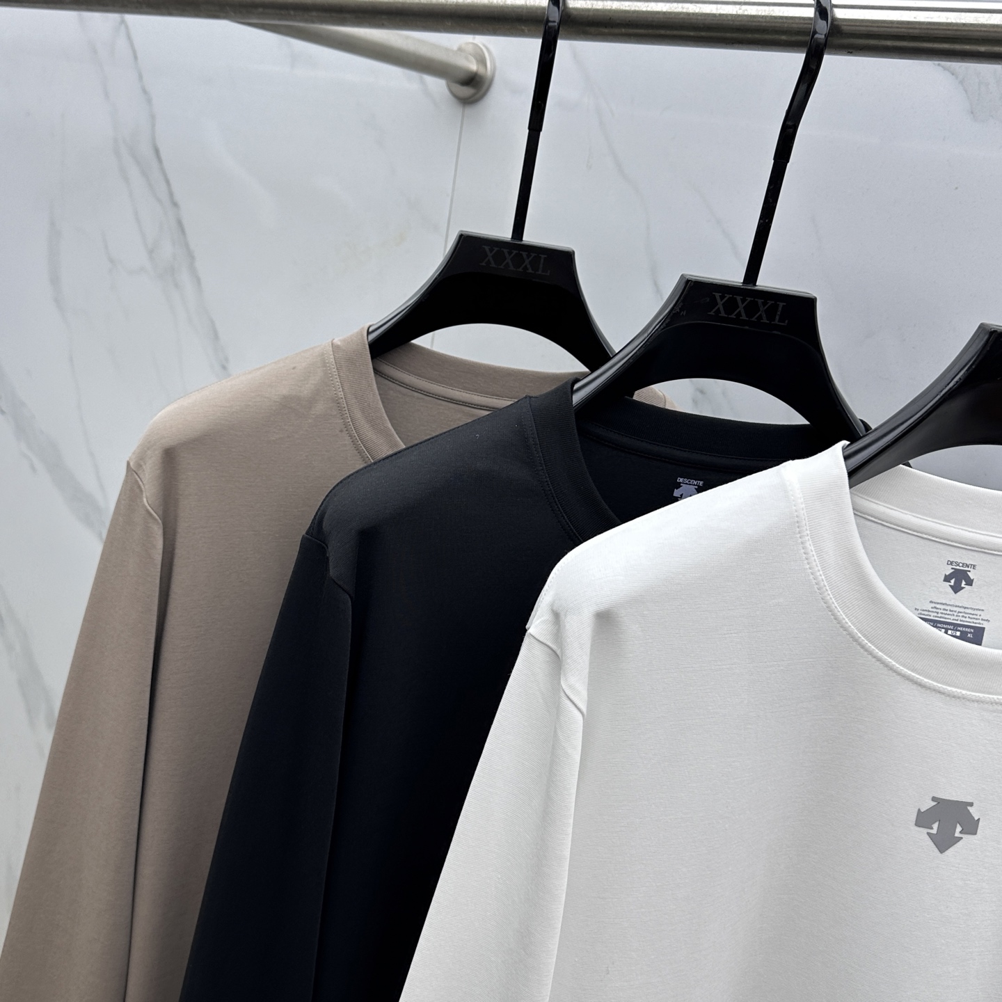 🆕DESCENTE迪桑特 2025SS秋季新款男士圆领长袖 T 恤，以当季色调传递典雅韵味，成就日常搭配