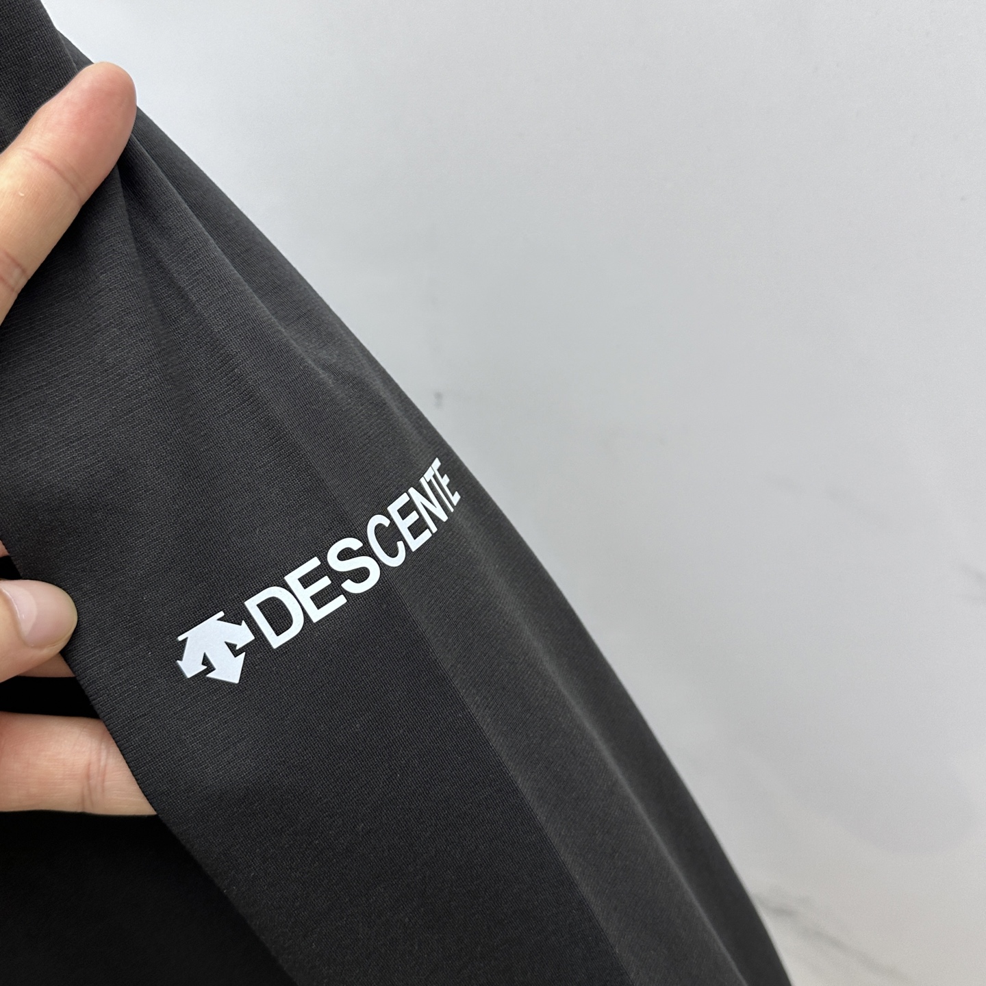 🆕DESCENTE迪桑特 2025SS秋季新款男士圆领长袖 T 恤，以当季色调传递典雅韵味，成就日常搭配